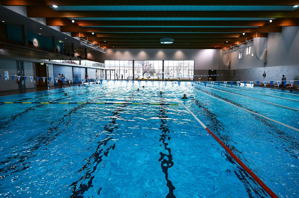 Schwimmbäder erhöhen Preise oder senken Temperaturen