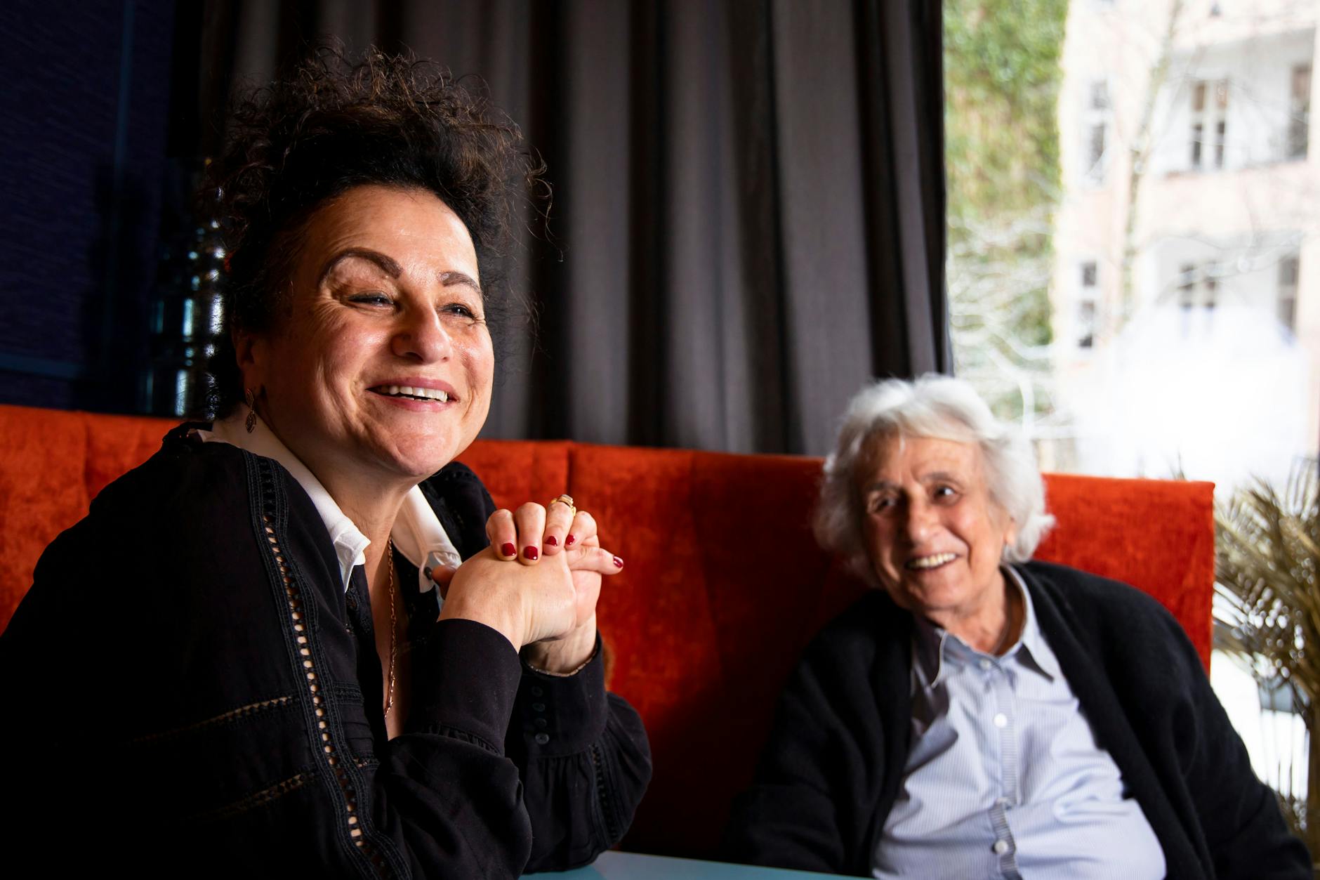 „Nicht alle Deutschen sind schroff“: Mutter und Tochter im Gespräch.