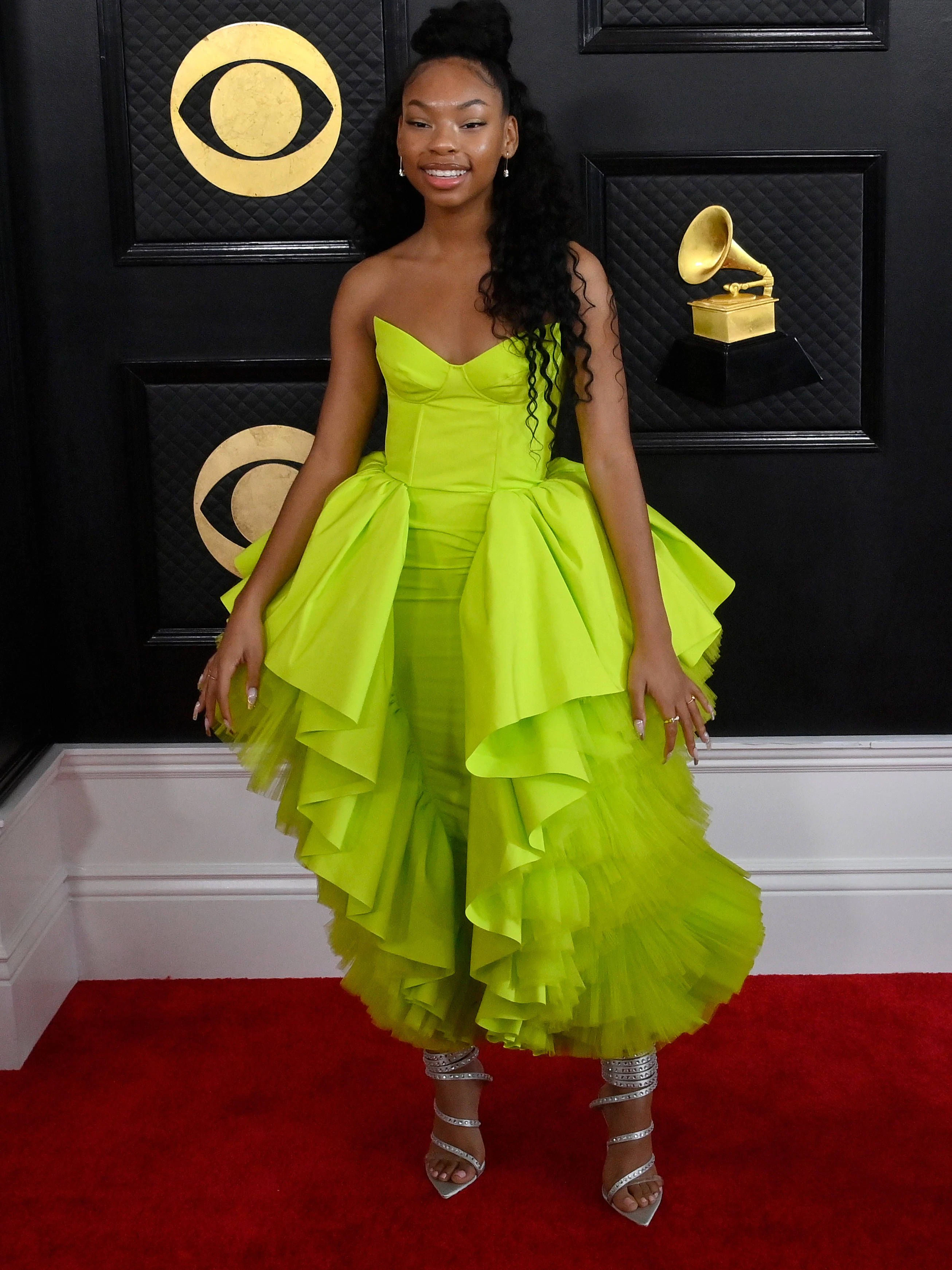 <strong>TOP:</strong> Da stimmt so einiges am Outfit von Dai Time. Die großartige Farbe zum Beispiel, die wunderbar zu ihrem Hautton passt, wenngleich Neon eigentlich ein bisschen vorbei ist. Oder die silberfarbenen Schuhe, die dem rüschigen Rock interessante, kantige Formen entgegensetzen. Ein wirklich gelungener Look, der einfach Spaß macht.