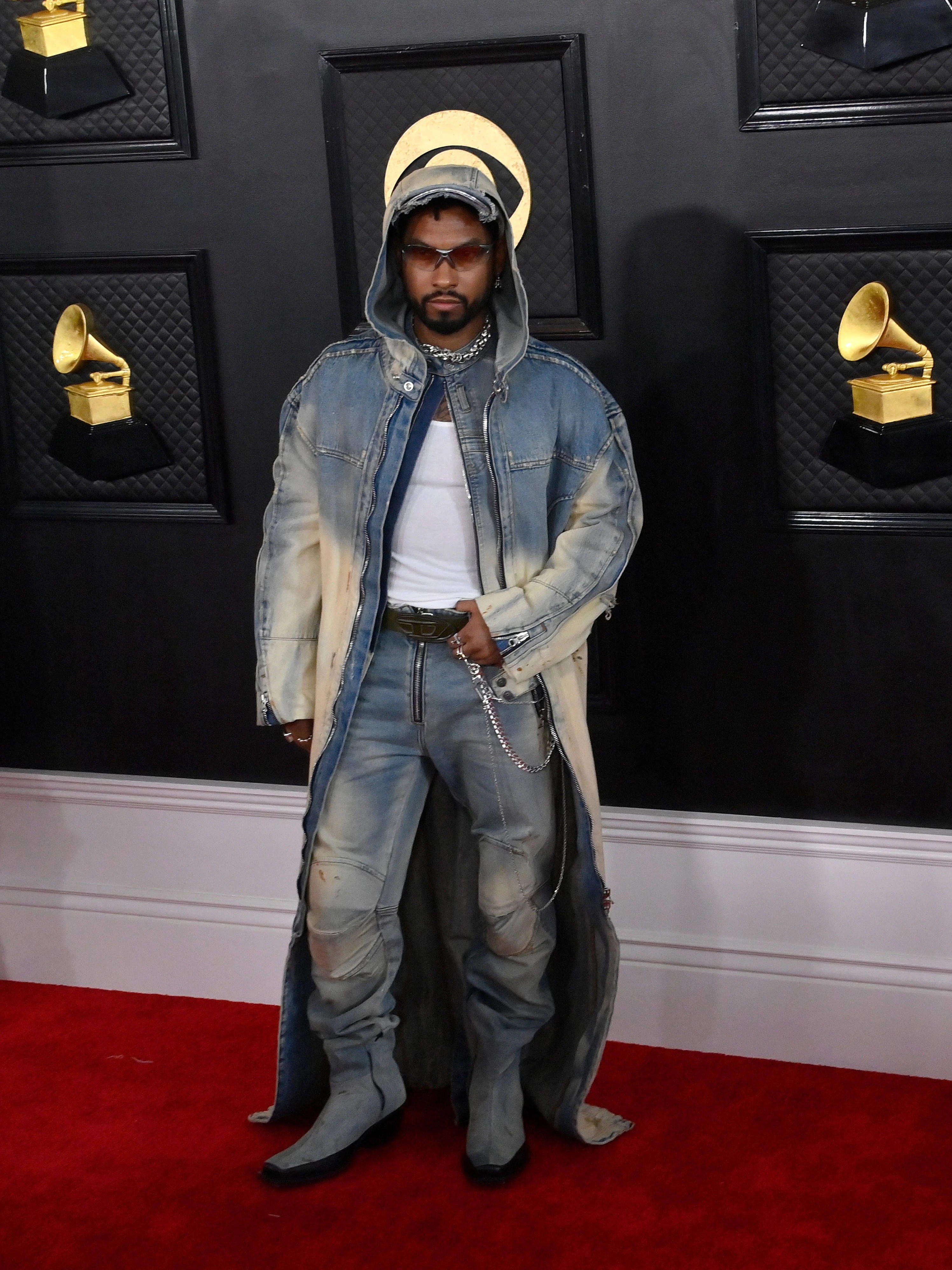 <strong>FLOP:</strong> Denim ist ein Material, auf das sich für diesen roten Teppich unglücklicherweise gleich mehrere Stars geeinigt haben. Wirklich schick sag das bei niemandem aus – den Geschmacksvogel völlig abgeschossen hat allerdings Miguel. Der R&B-Sänger entschied sich für ein furchtbar unattraktives Jeans-Ensemble von Diesel, das ein bisschen aussieht wie ein Kostüm aus der Trash-Film-Reihe „Mad Max“. Nur noch schlimmer.