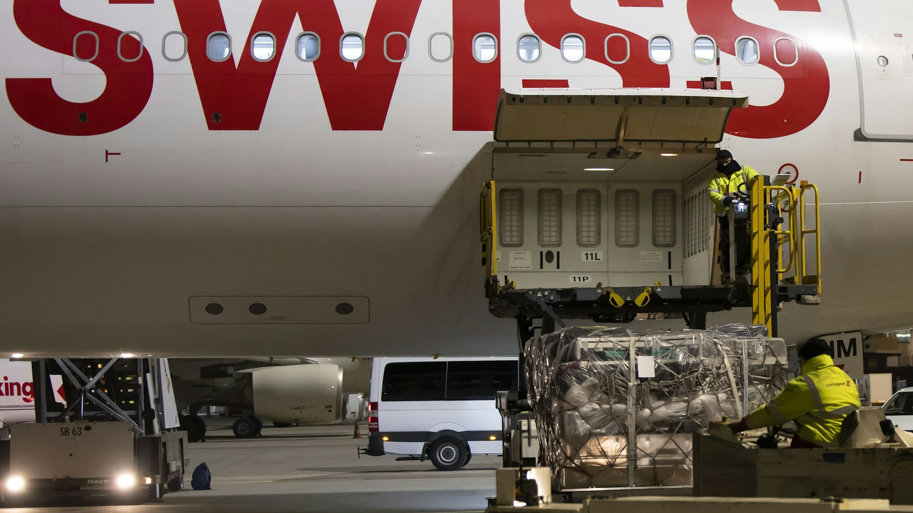 Arbeiter verladen Hilfsgüter der Humanitären Hilfe für die erdbebengeschädigte Türkei in ein Flugzeug am Flughafen Zürich. 