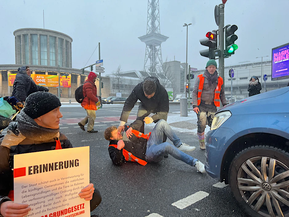 An der Autobahnausfahrt A100 und A115 haben sich gegen am Morgen mehrere Aktivisten der Letzten Generation festgeklebt. . Es kam zu mehreren Auseinandersetzungen mit Autofahrern.