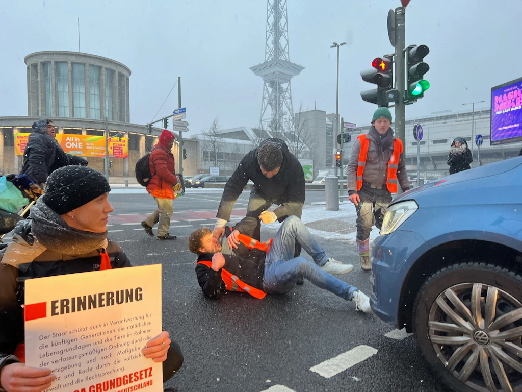 „Es reicht, verdammt!“: Letzte Generation blockiert Verkehr in Berlin – Autofahrer wütend