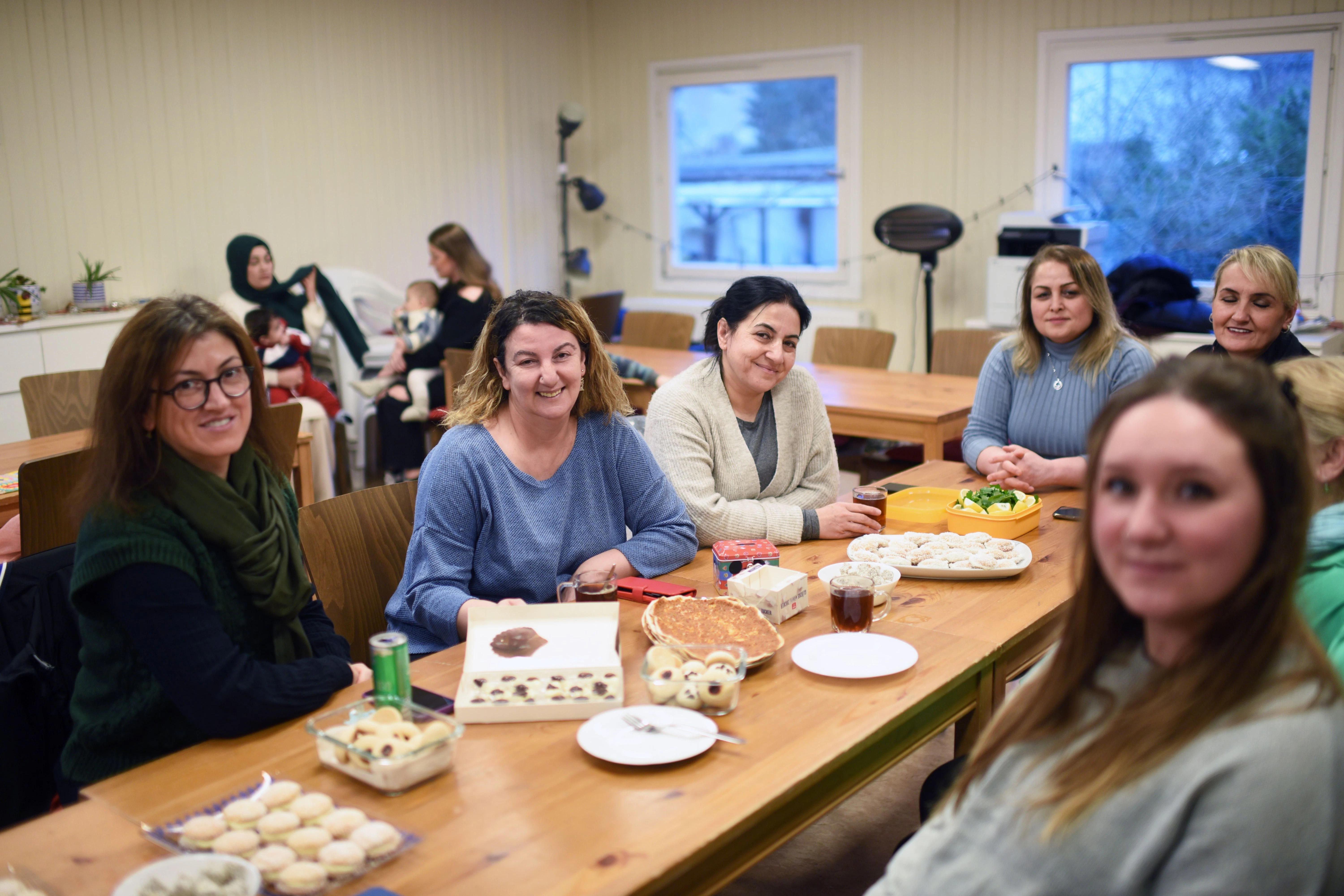 Beim Frauen-Treff im Schweden-Haus mit der Leiterin Hatic Altes links im hellblauen Oberteil.