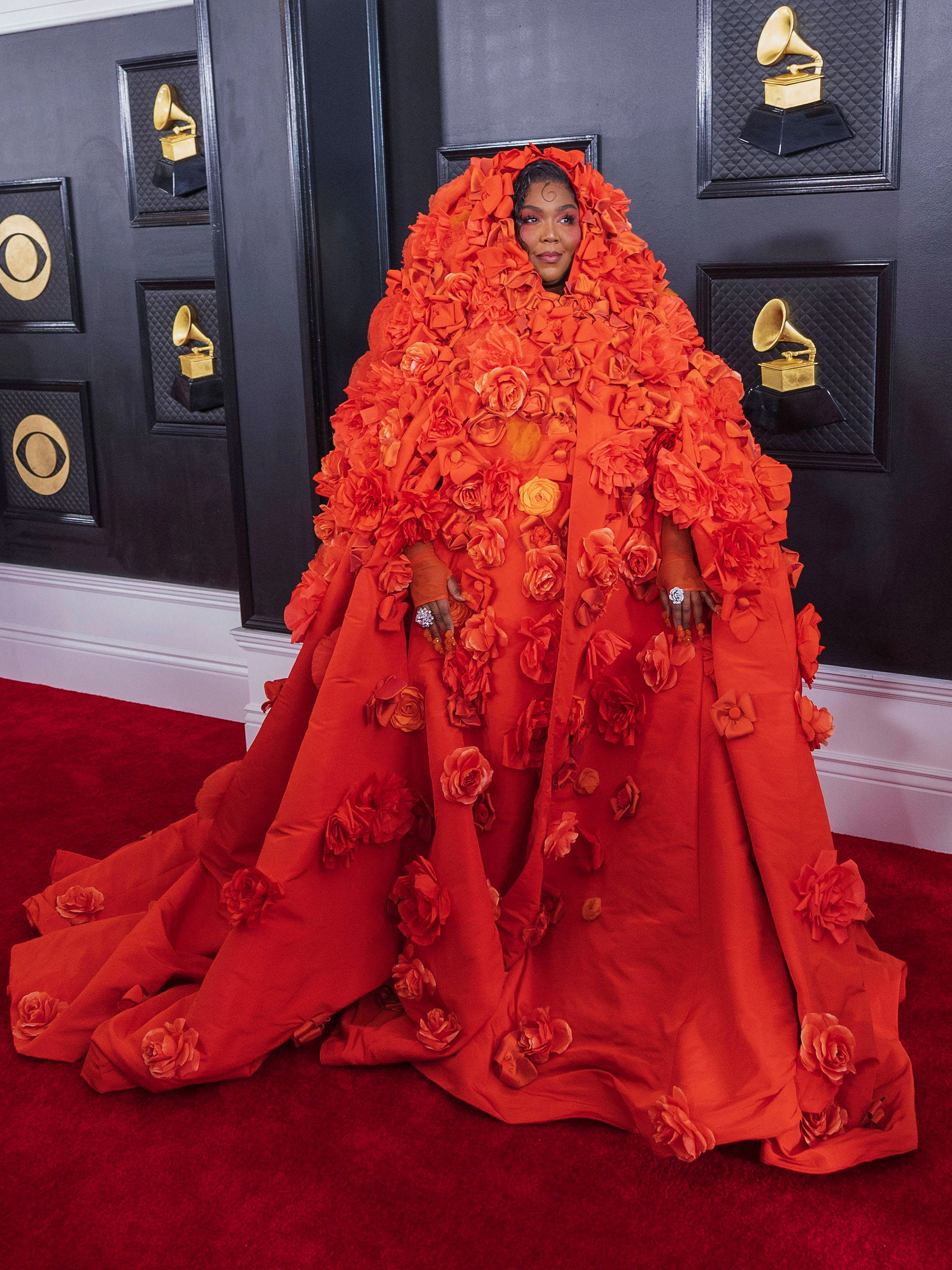<strong>FLOP:</strong> Ostern ist gar nicht mehr so weit weg. Womöglich hat sich Lizzo deswegen für ein ovales Ungetüm entschieden, das sie ziemlich genau wie ein bemaltes Ei aussehen lässt. Für das mit Rosen und Röschen bestickte Ding in einem alarmierenden Rotorange sind Domenico <em><strong>Dolce</strong></em> und Stefano Gabbana verantwortlich. Eine schöne Tradition des Auferstehungsfests hat die Musikerin Lizzo leider ignoriert: Sie hätte sich in ihrem stoffgewordenen Osterei lieber verstecken sollen.