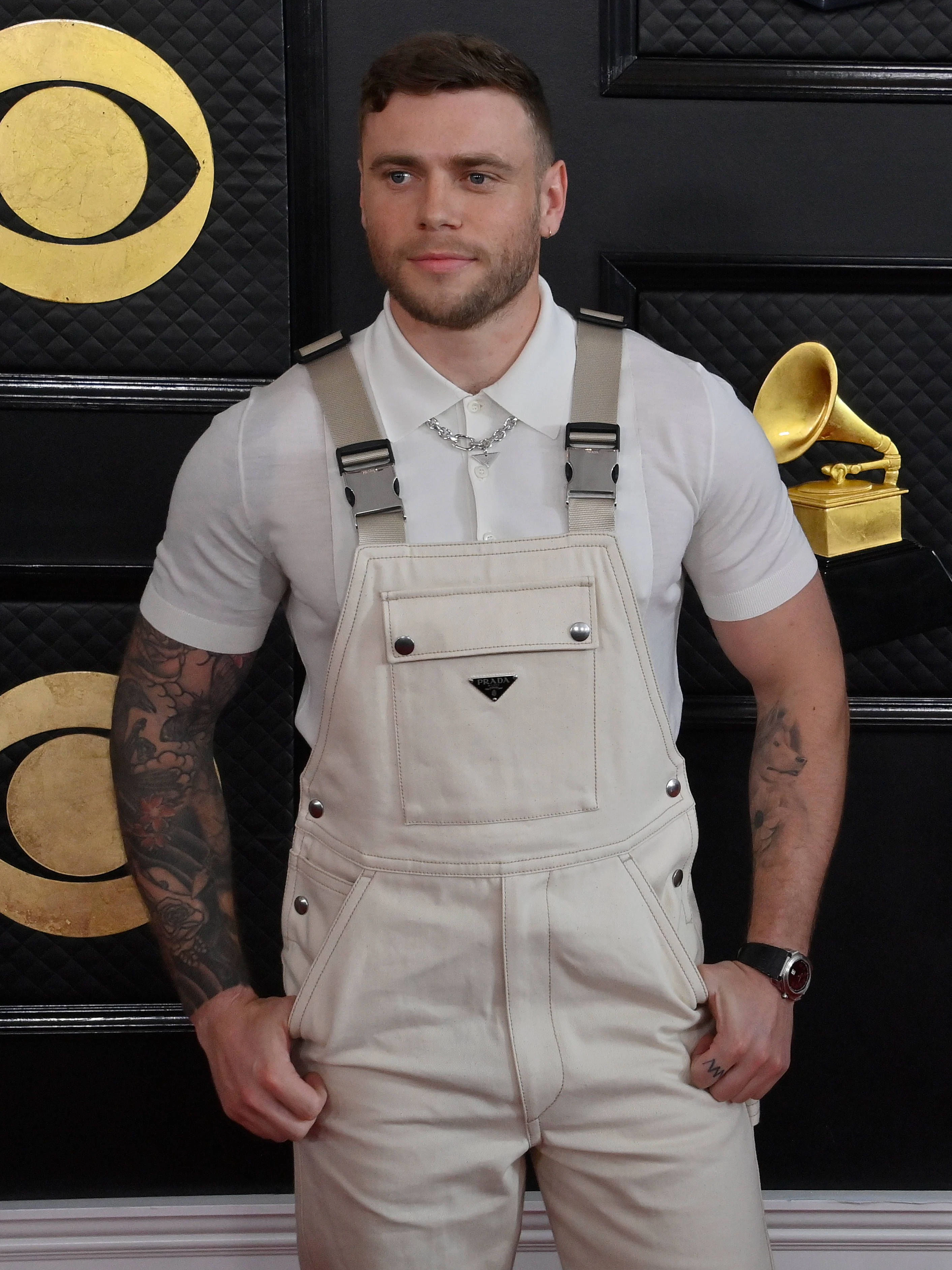 <strong>FLOP:</strong> Die Latzhose mag von Prada sein – so wirklich roter-Teppich-tauglich kommt sie trotzdem nicht daher. Eher sieht es aus, als würde sich der Skisportler und Schauspieler Gus Kenworthy nebenbei als Klempner verdingen. Da es bei den Grammys aber weder ein gebrochenes Rohr noch eine defekte Klo-Spülung gegeben hat, sagen wir: Daumen runter für den „Gas, Wasser, Scheiße“-Look.