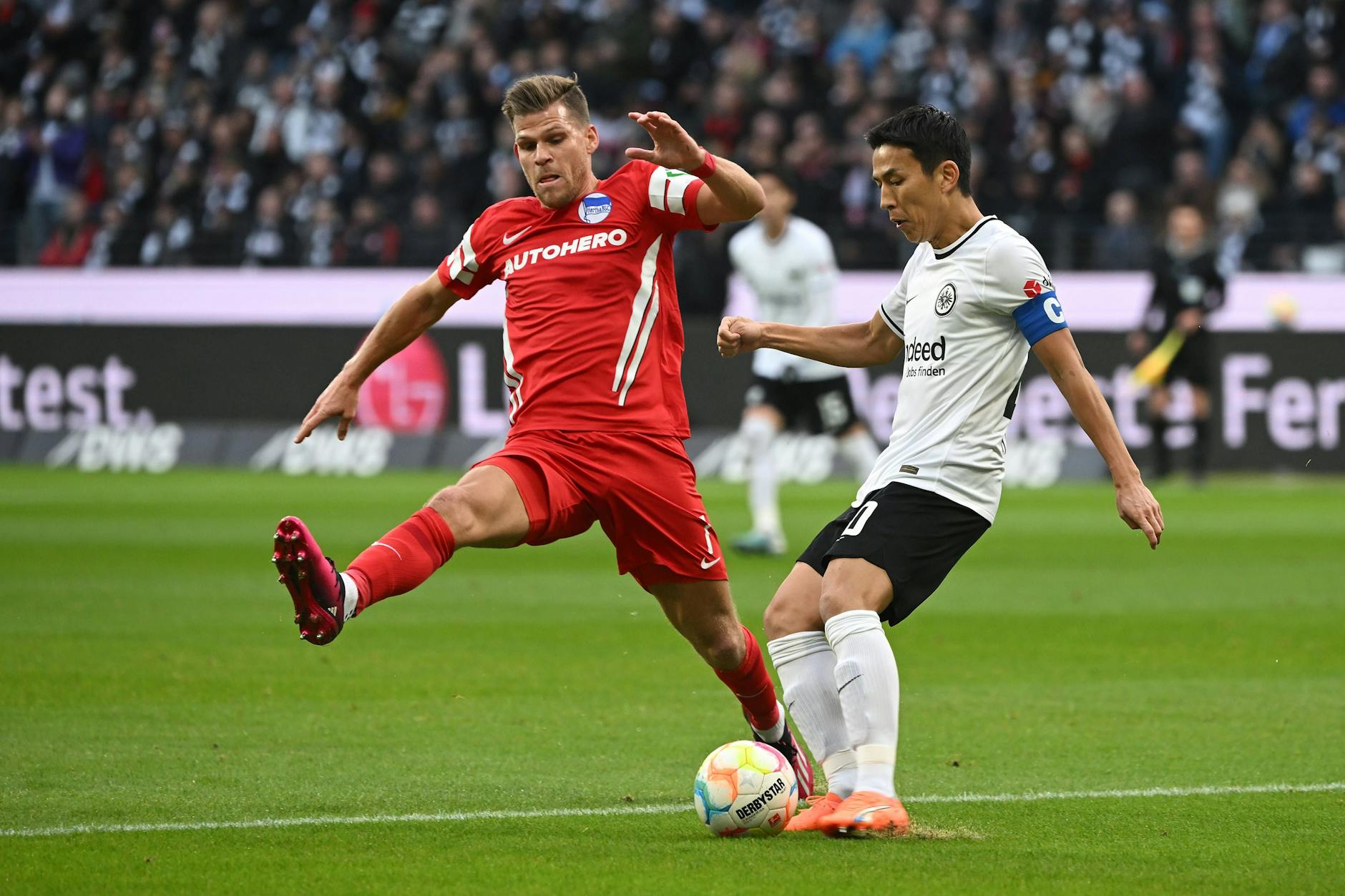 Florian Niederlechner wechselte im Winter vom FC Augsburg zu Hertha BSC. Während sein Ex-Klub punktet, steckt Hertha immer tiefer im Schlamassel. 