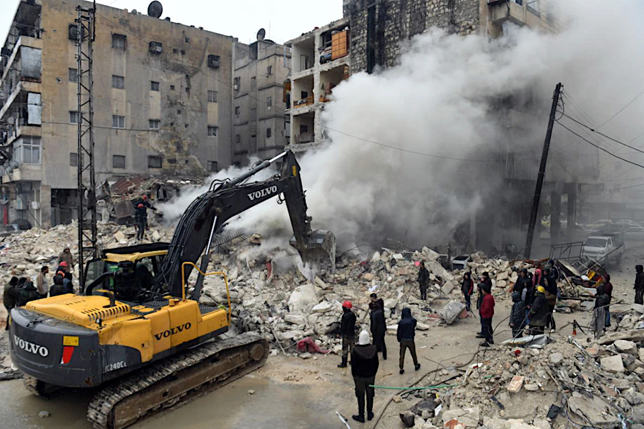 Syrien: Aleppo nach dem Erdbeben. Dieses Foto zeigt Rettungskräfte und Freiwillige bei Such- und Rettungsmaßnahmen in den Trümmern eines eingestürzten Gebäudes.