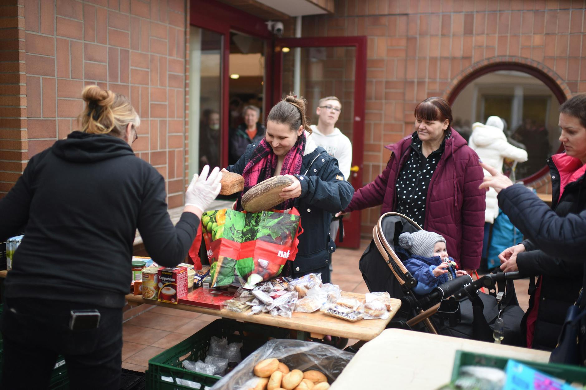 Bei der Essensausgabe des Vereins Laib und Seele. 