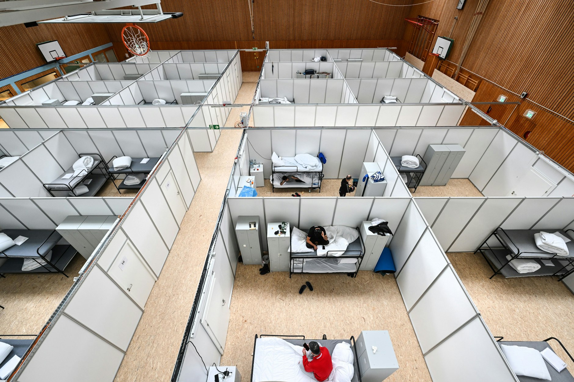 Flüchtlinge aus der Ukraine müssen unter anderem in Sporthallen wie hier in Friedrichshafen am Bodensee hausen.