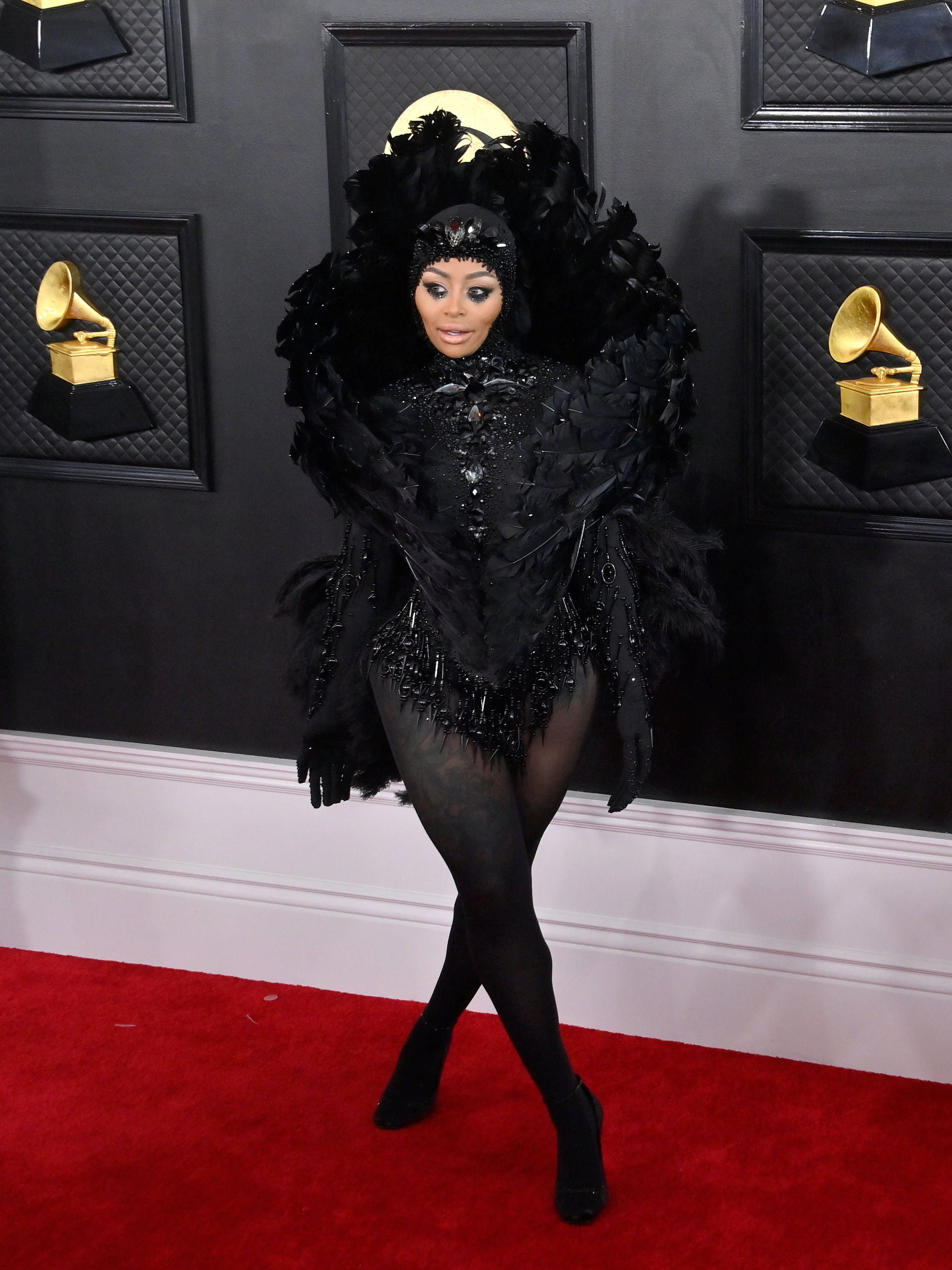 <strong>FLOP:</strong> In ihrem schwarzen Feder-Teil sieht Black Chyna ein bisschen aus wie die aufgesexte Gothic-Version einer Muppet-Puppe. Oder wie eine zwielichtige Plüsch-Figur, die die Sesamstraße zur Rotlichtmeile umfunktioniert. So oder so: Wer auch immer für den Look verantwortlich ist, müsste sich eigentlich ein bisschen schämen. Tut sie aber offenbar ganz und gar nicht: Designerin Dencia begleitete Black Chyna nonchalant auf den roten Teppich. Mutig ist sie immerhin.