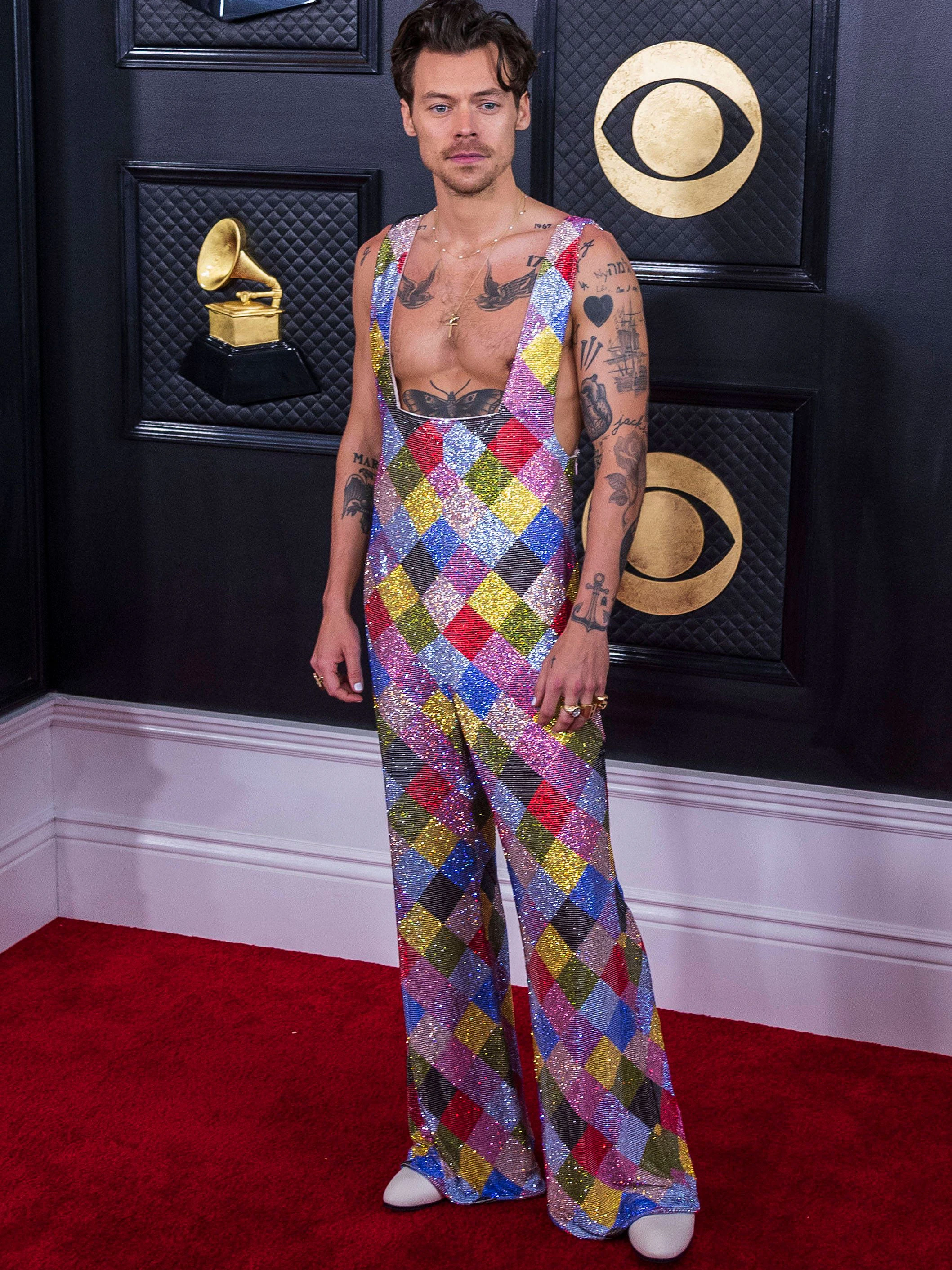 <strong>FLOP:</strong> Harry Styles ist so ungefähr der attraktivste Mann der Welt und darf mithin alles tragen. Erst recht, wenn seine Nippel formschön hervorlugen. Hier aber griff der Musiker dann doch ein wenig zu tief in die Klamottenkiste und entschied sich für eine Art glitzerndes Clowns-Kostüm. Es stammt vom Label Egonlab, das schon auf seiner Webseite postuliert: „Regeln sind da, um gebrochen zu werden.“ Stimmt leider nicht immer.
