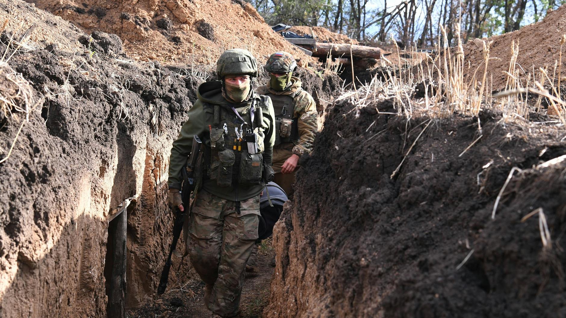 Wagner-Söldner in einem Schützengraben bei Bachmut in der Ost-Ukraine
