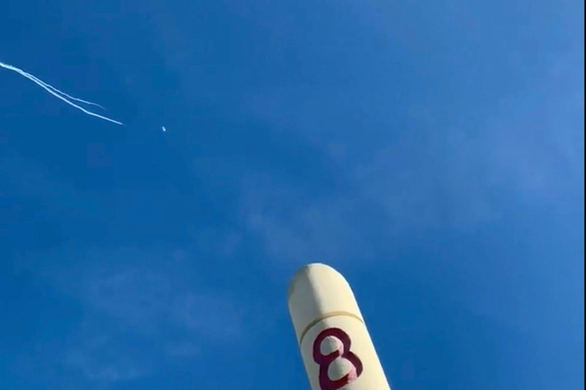 Ein Kampfflugzeug der US-Luftwaffe schießt am Samstag einen mutmaßlichen chinesischen Beobachtungsballon ab.