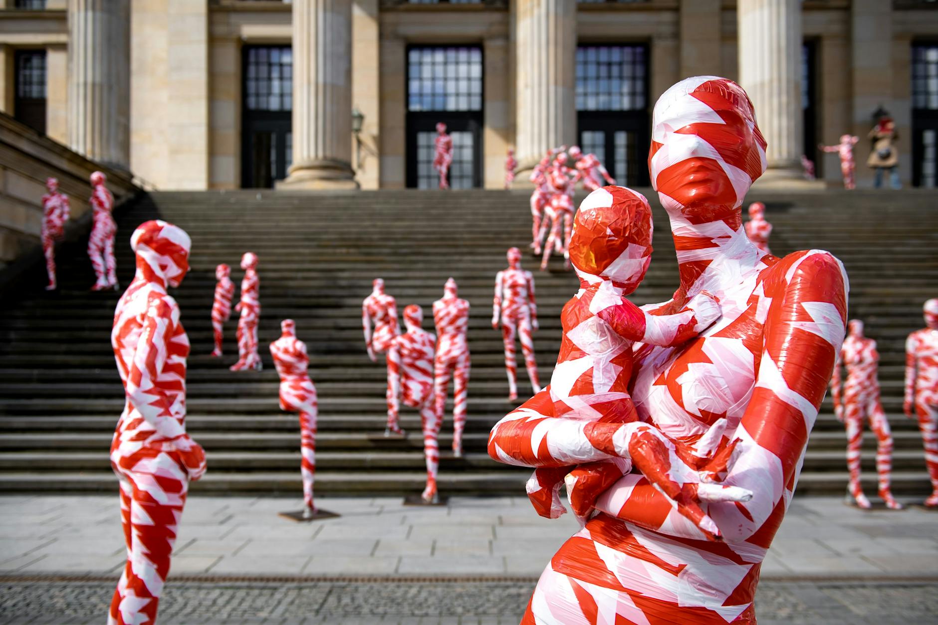 Kunstinstallation des Künstlers Dennis Josef Meseg am Gendarmenmarkt in Berlin, 2021