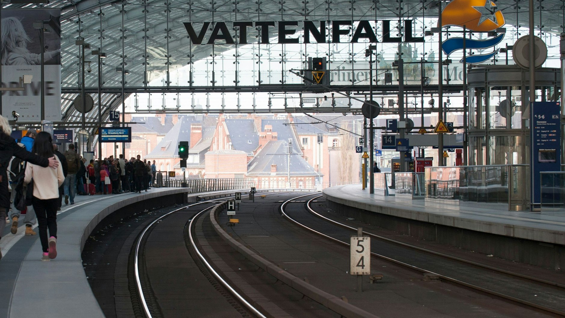 Kommt er, kommt er nicht? Geht es nach der Bahn-Gewerkschaft, kommt der Zug eher nicht, wenn die Bahnunternehmen die Löhne nicht deutlich anheben.