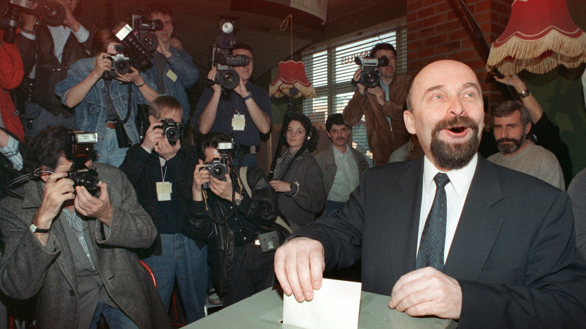 Pfarrer Rainer Eppelmann (Demokratischer Aufbruch) bei der Stimmabgabe in Ost-Berlin. Am 18. März 1990 fanden nach 40 Jahren die ersten freien Wahlen zur Volkskammer der DDR statt. 