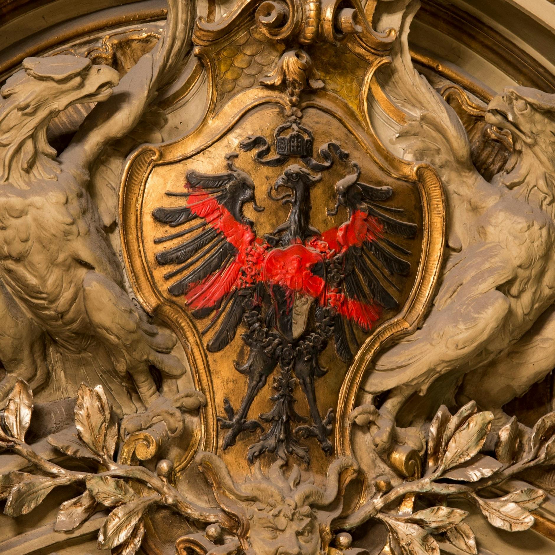Der von Brecht durchgestrichene Reichsadler im Berliner Ensemble