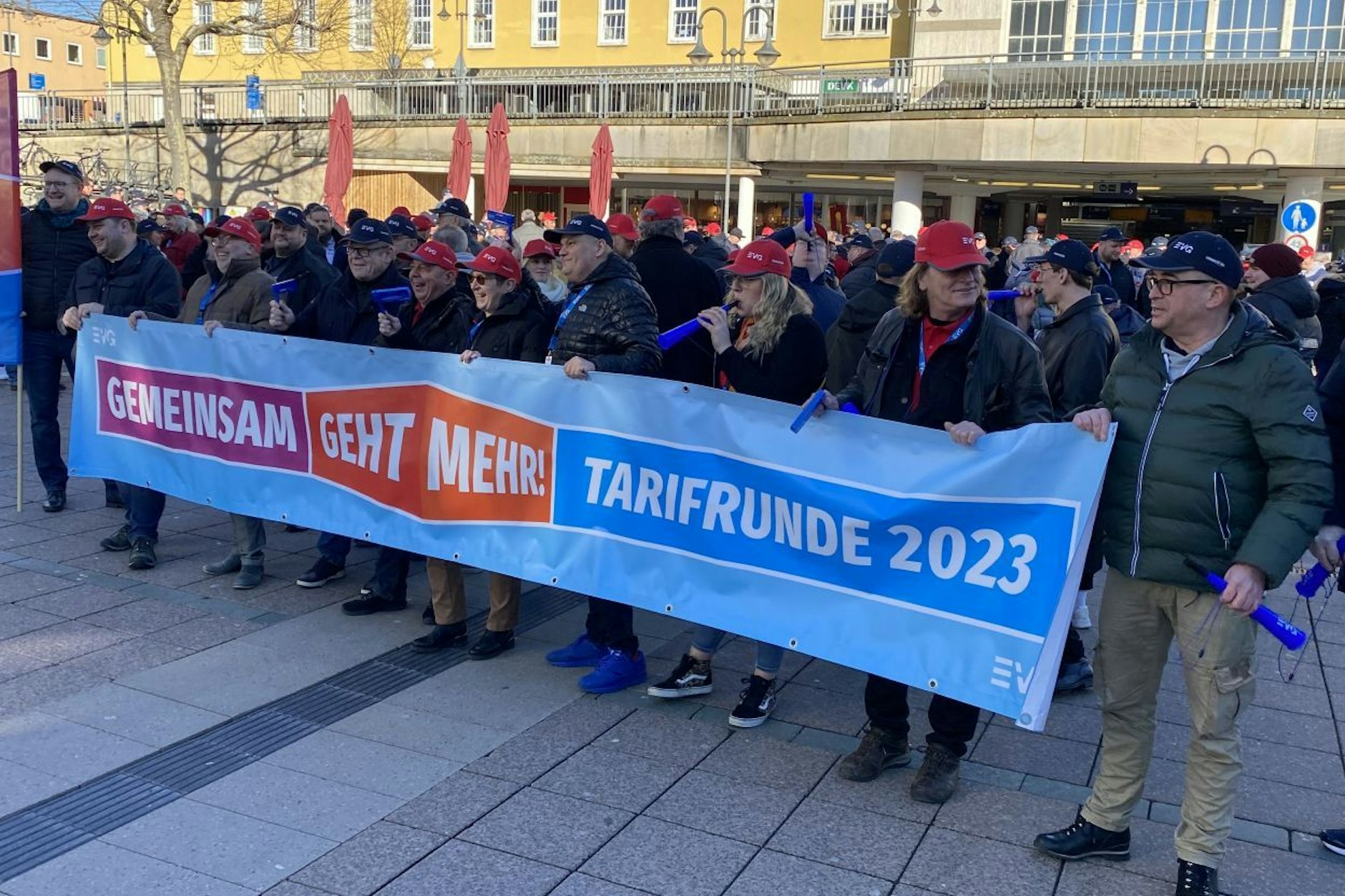 Nach dem Beschluss der Forderungen versammelten sich die EVG-Vertreter schon mal zur Demo vor dem Bahnhof in Fulda.