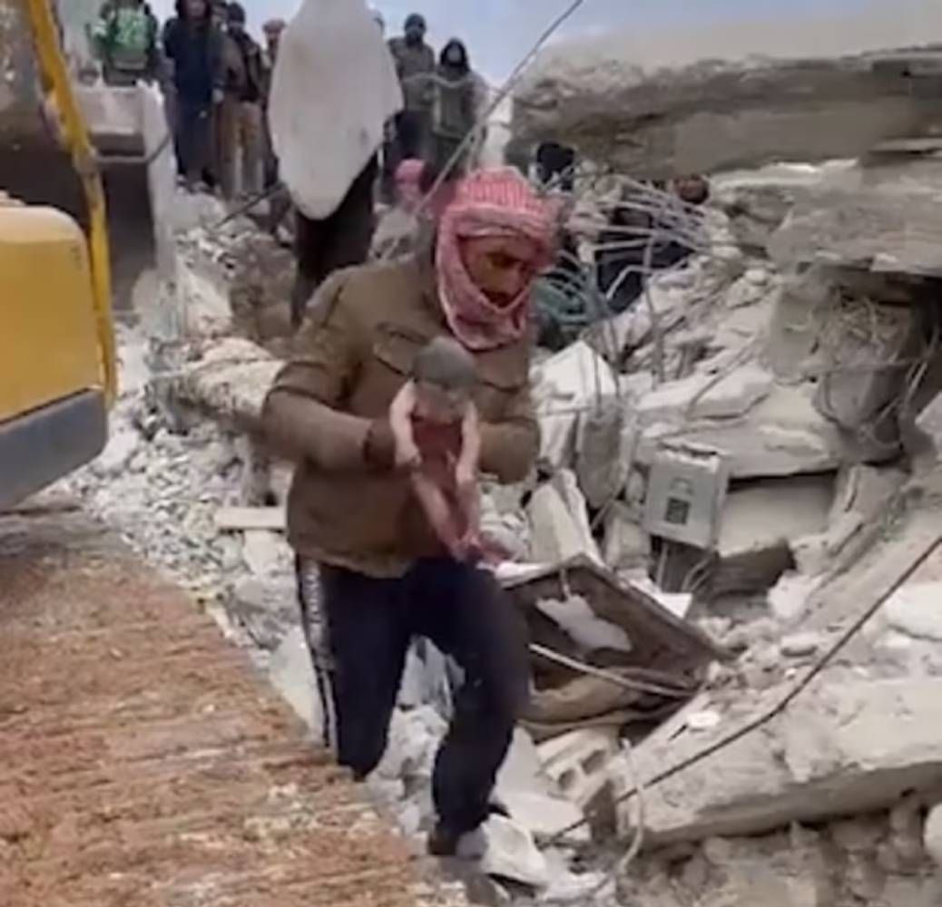 Erdbeben in der Türkei und Syrien: Schwangere Frau bringt unter den Trümmern ein Mädchen zur Welt – und stirbt