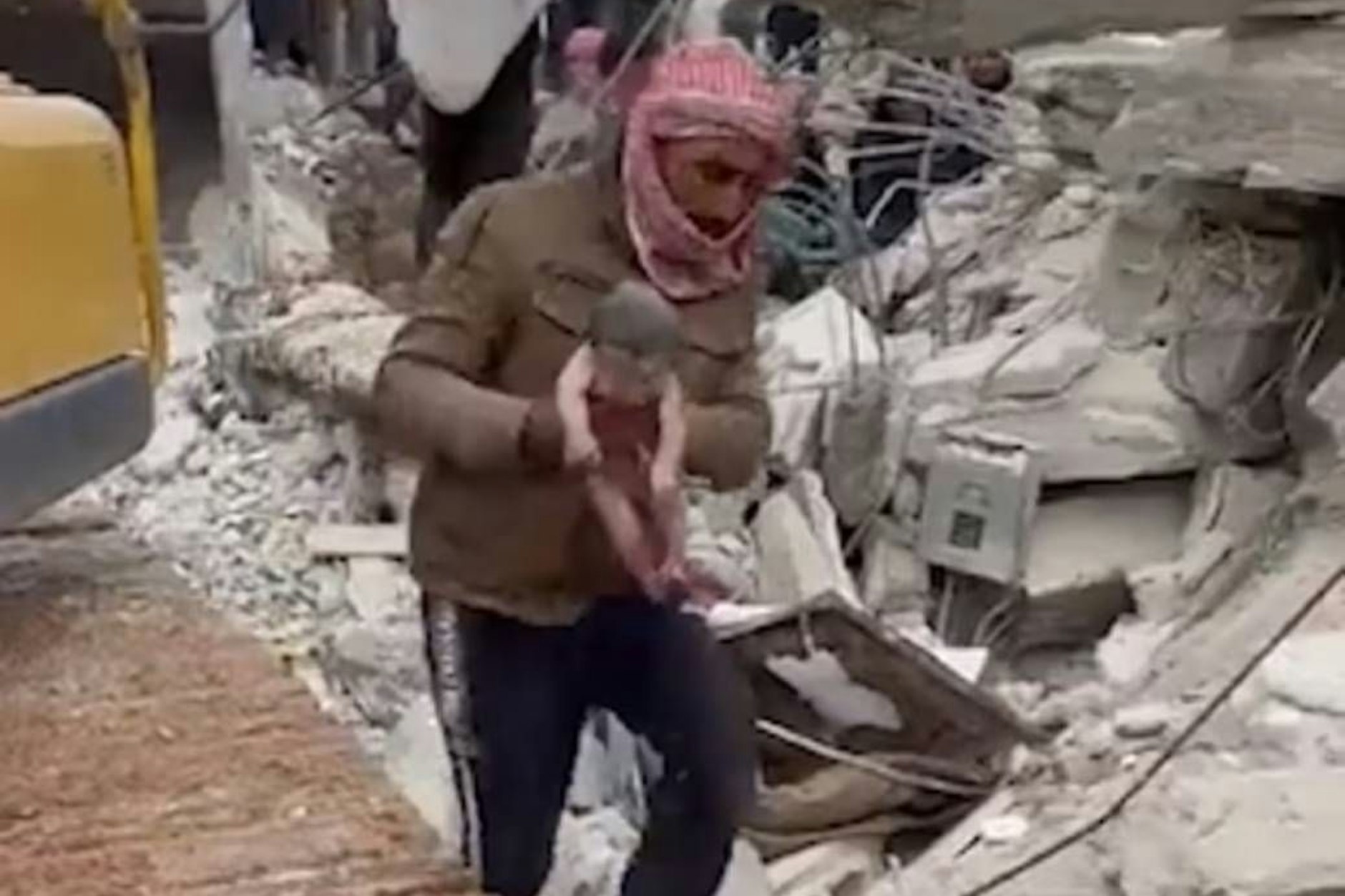 Im syrischen Dschindires brachte eine Frau unter den Erdbeben-Trümmern ein Kind zur Welt.