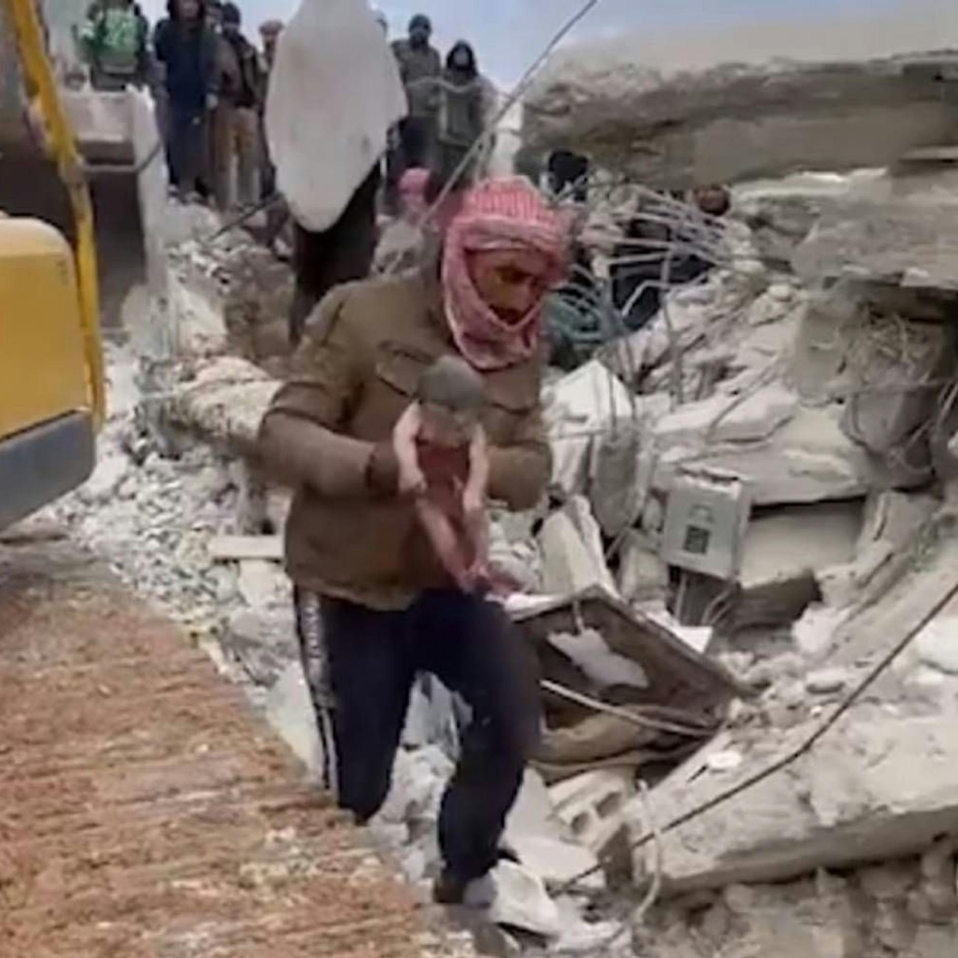 Erdbeben in der Türkei und Syrien: Schwangere Frau bringt unter den Trümmern ein Mädchen zur Welt – und stirbt
