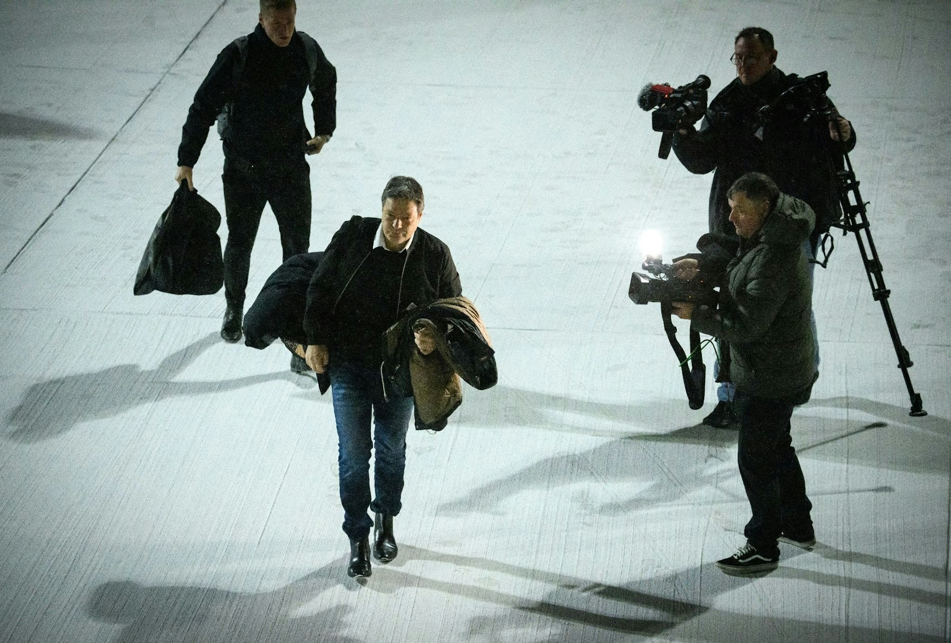 dpatopbilder - Bundeswirtschaftsminister Robert Habeck steigt in ein Flugzeug der Flugbereitschaft der Bundeswehr, um nach Washington D.C. zu fliegen.  