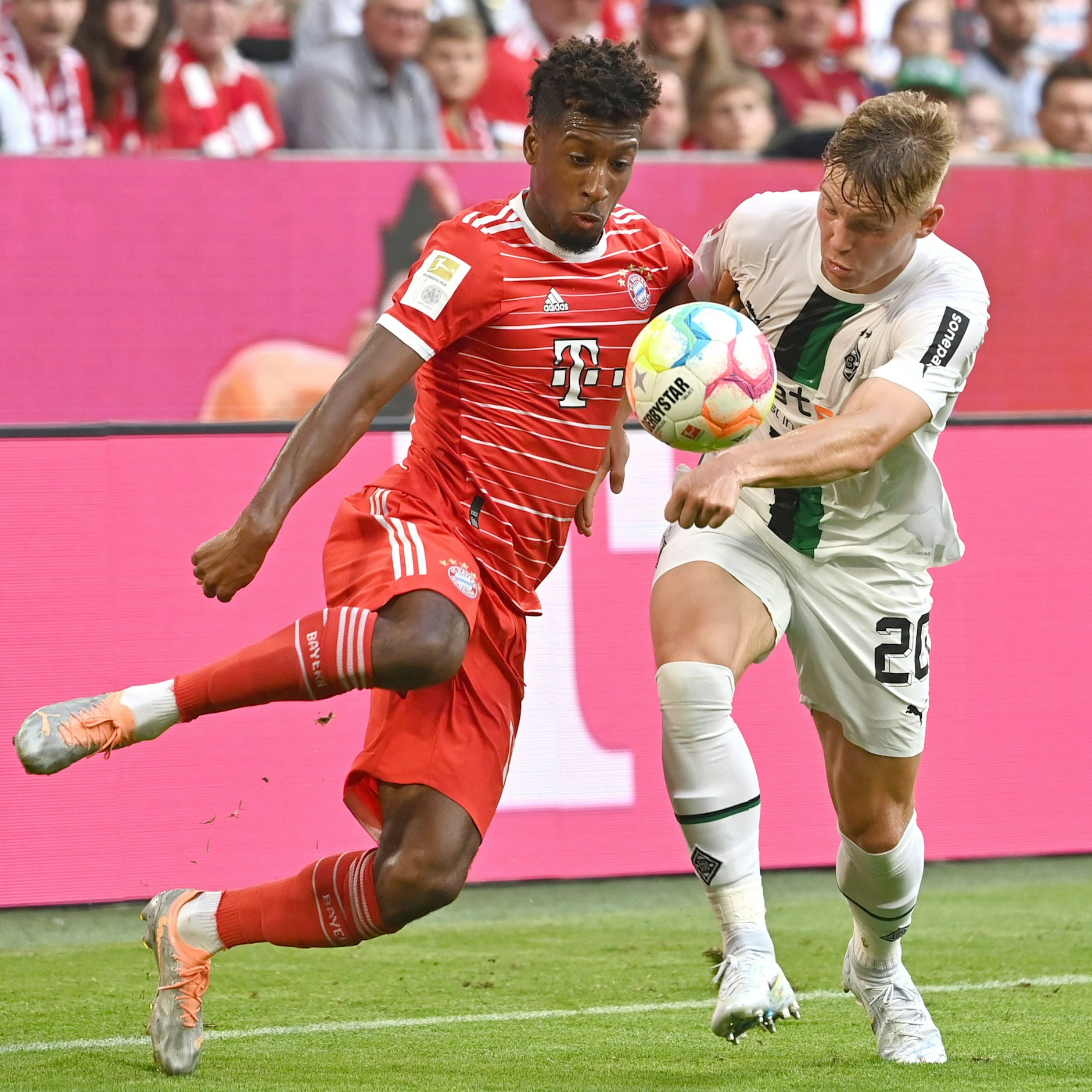 Im August 2022 durfte Luca Netz einmal in Gladbachs Startelf spielen beim 1:1 gegen den FC Bayern. Hier stoppt er Kingsley Coman.