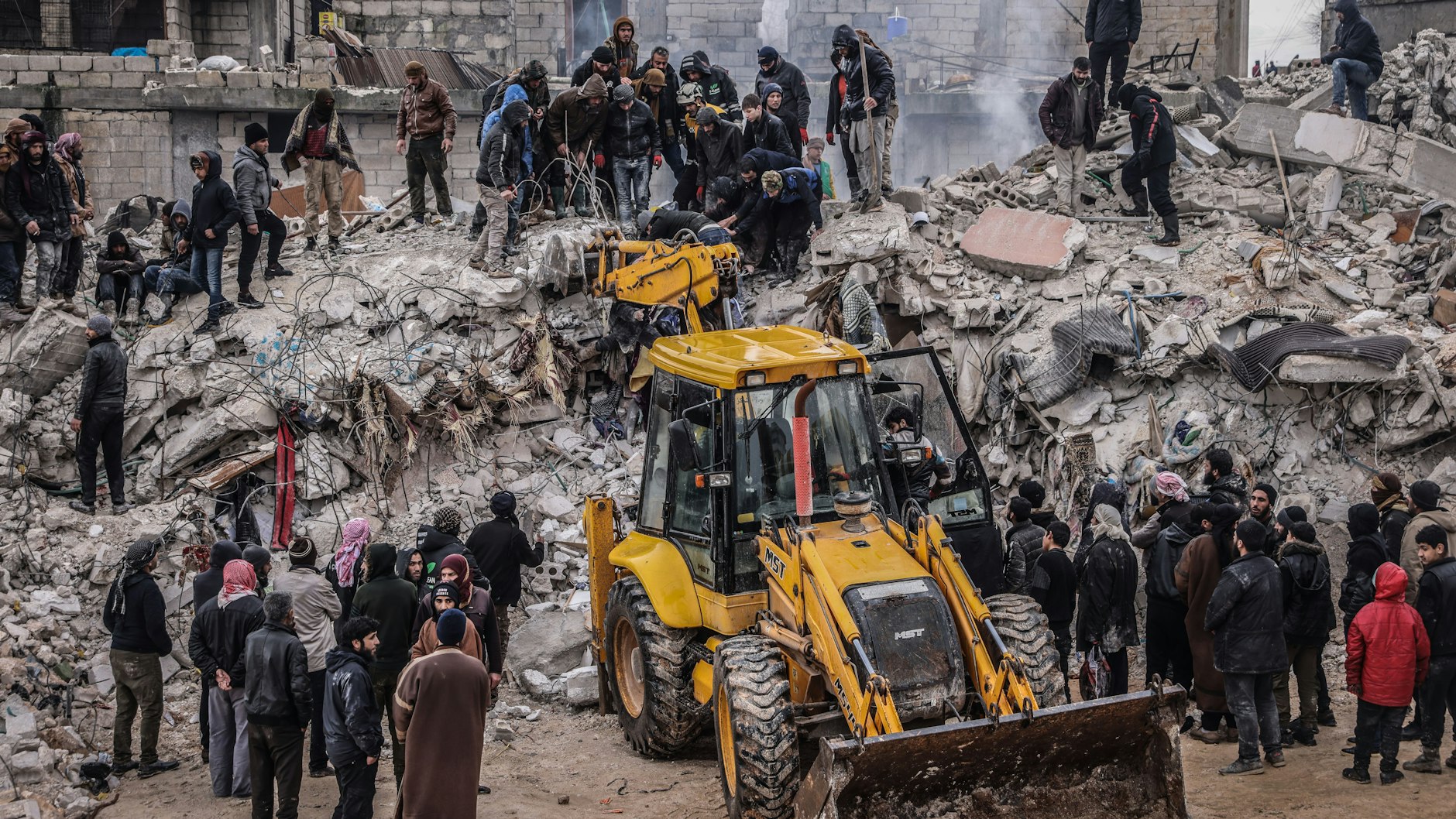 Im Syrischen Harem werden ebenfalls noch Menschen unter den Trümmern vermutet.