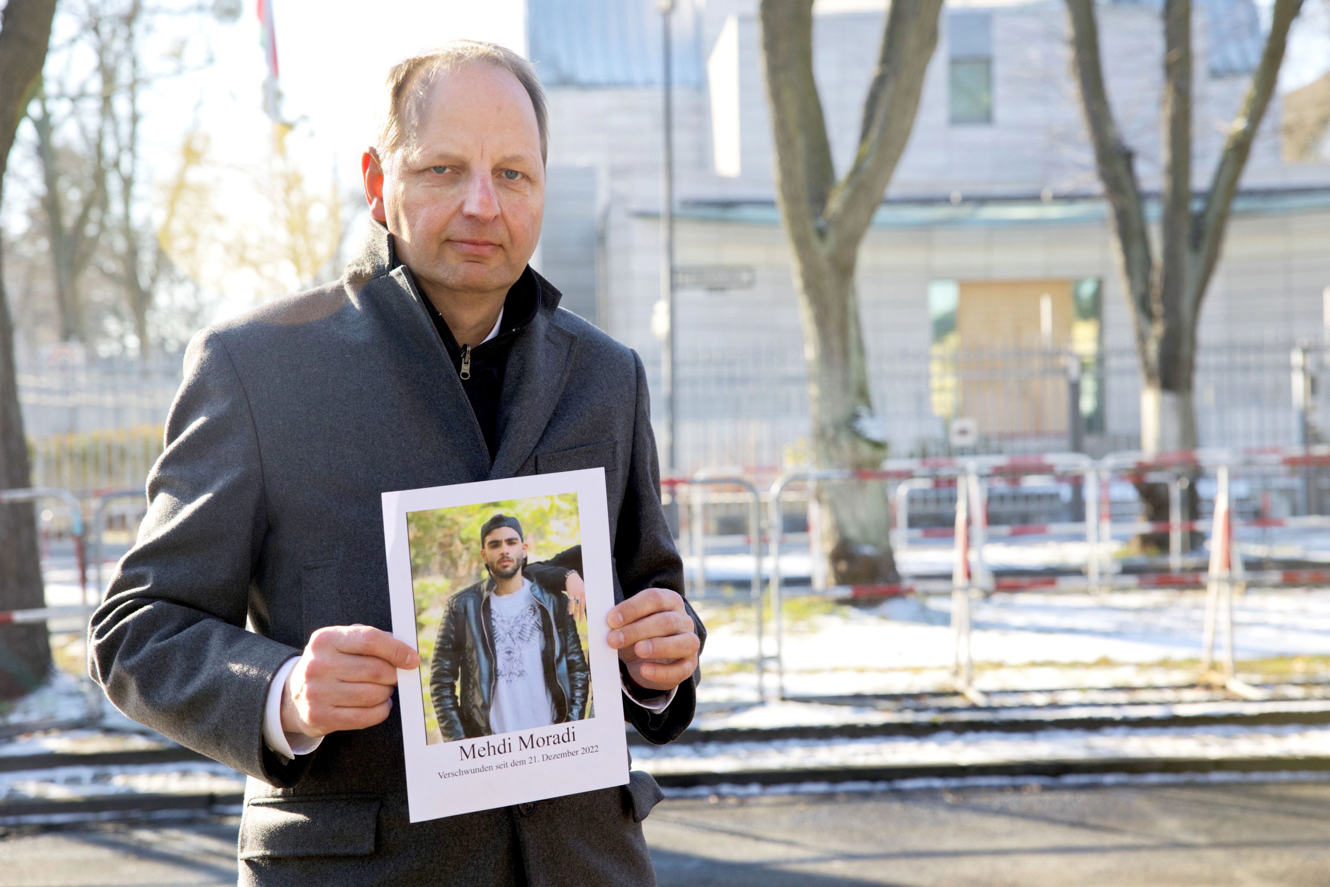 Auch der frühere Berliner Justizsenator Thomas Heilmann (CDU) hat an der Aktion teilgenommen. Er hat für den jungen Iraner Mehdi Moradi, der am 21. Dezember 2022 verschwand, eine politische Patenschaft übernommen.