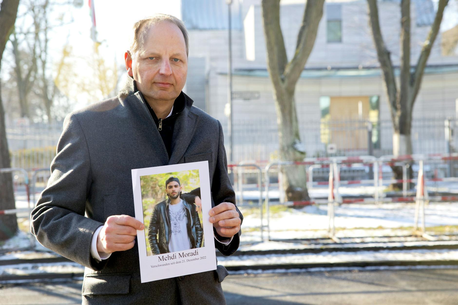 Auch der frühere Berliner Justizsenator Thomas Heilmann (CDU) hat an der Aktion teilgenommen. Er hat für den jungen Iraner Mehdi Moradi, der am 21. Dezember 2022 verschwand, eine politische Patenschaft übernommen.