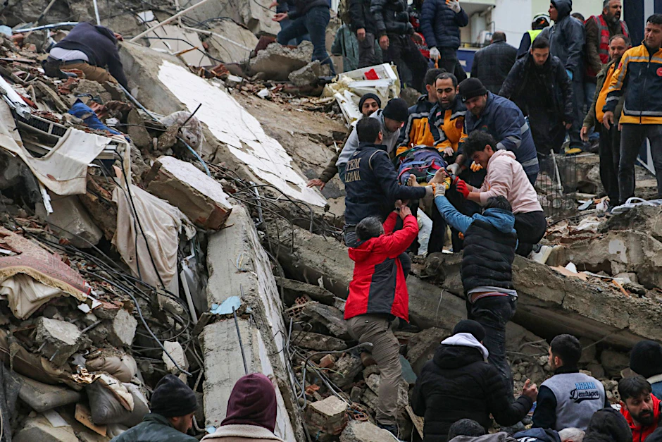 Ein starkes Beben hat im Südosten der Türkei und in Syrien mehrere Gebäude zum Einsturz gebracht, und es werden viele Opfer befürchtet.  