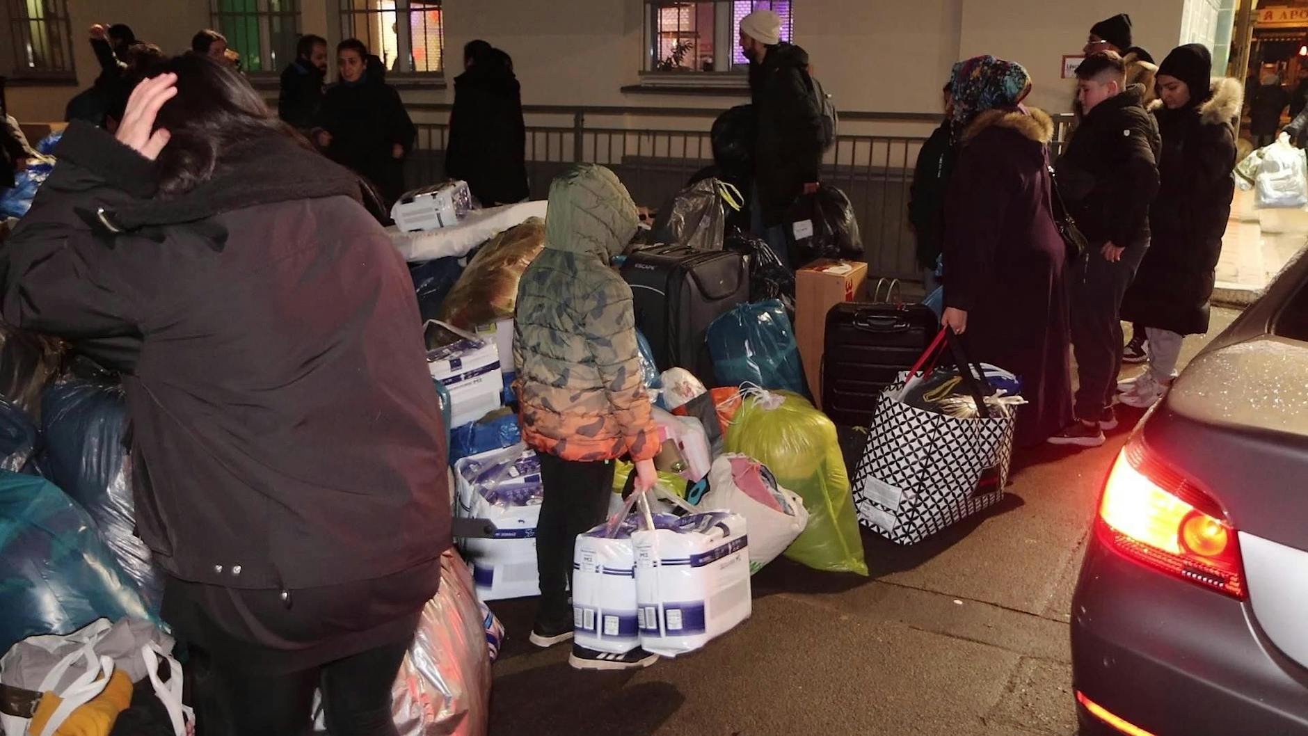 Welle der Hilfsbereitschaft: Zum Festsaal an der Oranienstraße bringen Familien in Taschen, Säcken und Koffern Kleidung, Hygieneartikel und Lebensmittel für die Erdbeben-Opfer.