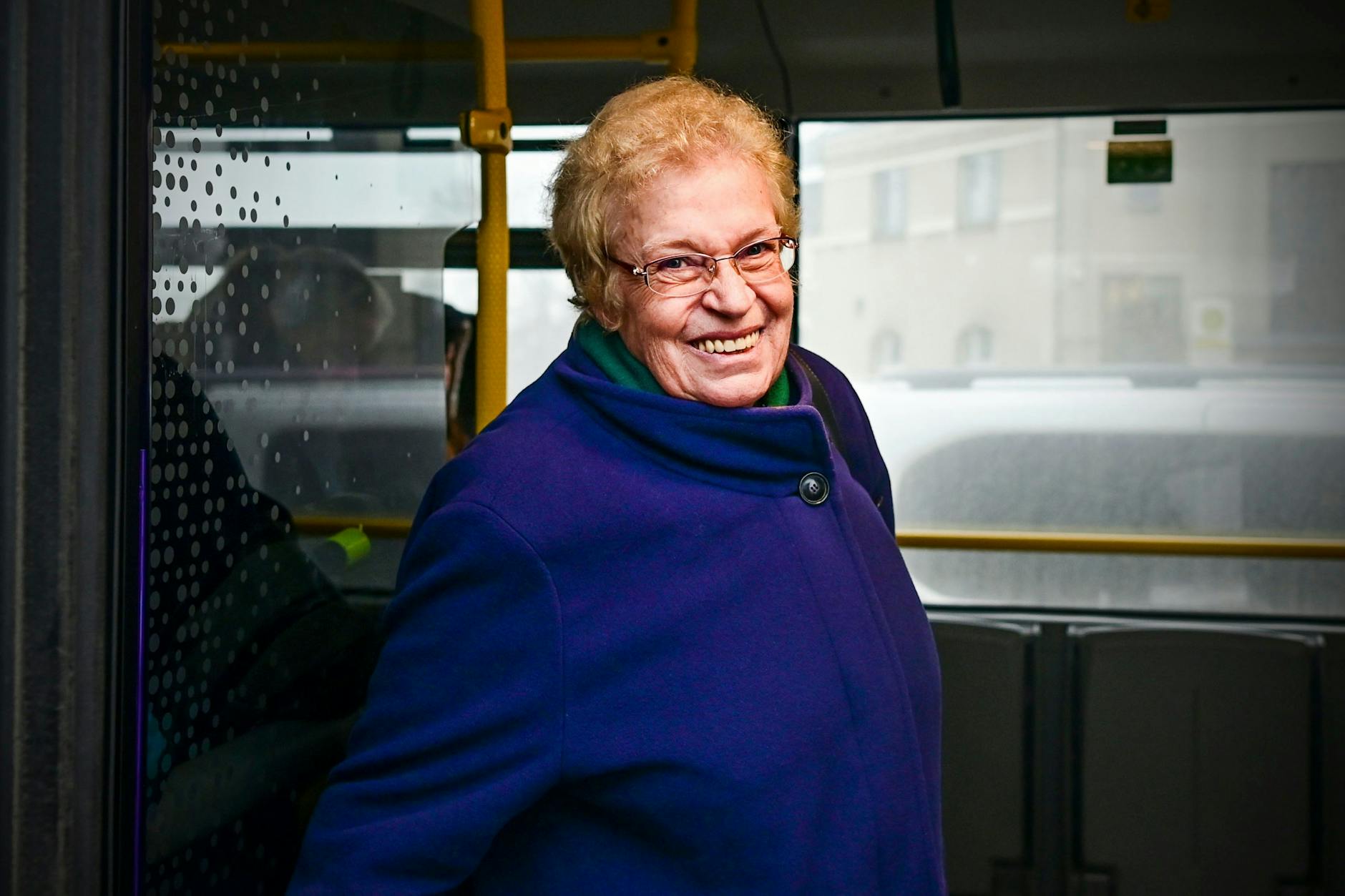 Für die ehemalige Berufsschullehrerin Frau Haister (71) ist das lange Warten auf den Bus nach Spandau nicht so schlimm. 