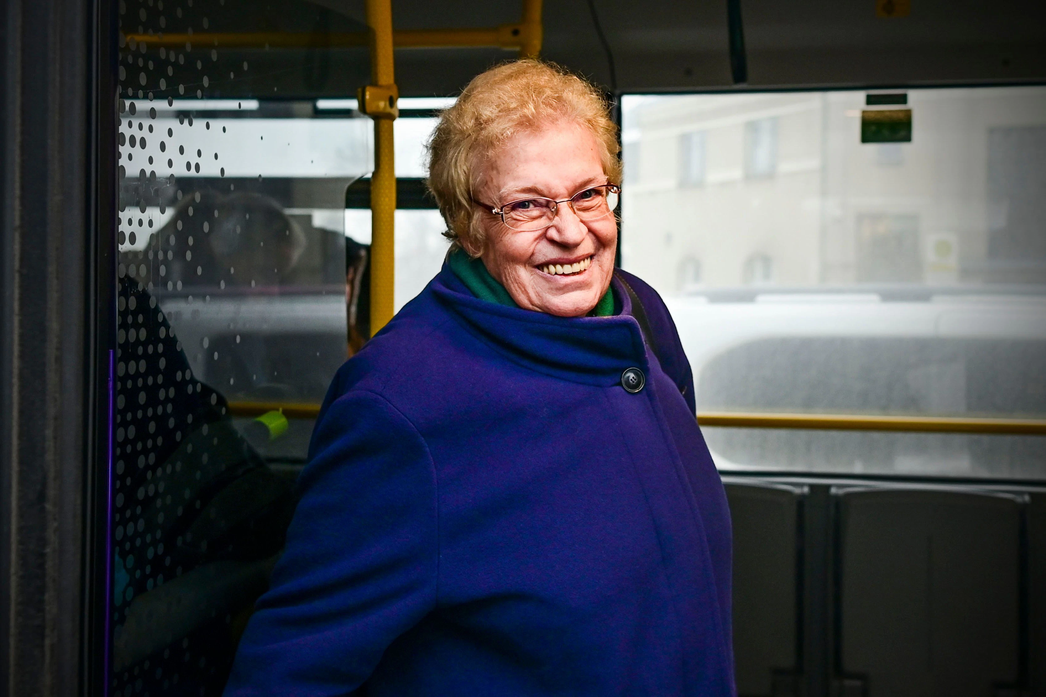Für die ehemalige Berufsschullehrerin Frau Haister (71) ist das lange Warten auf den Bus nach Spandau nicht so schlimm.&nbsp;