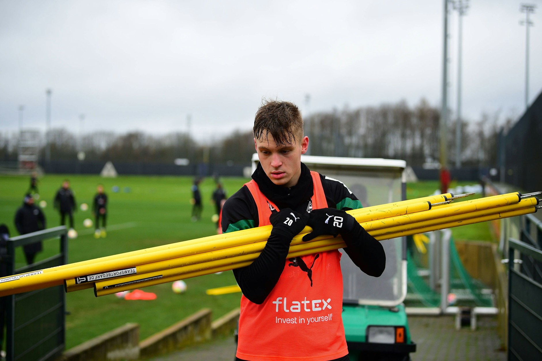 Herthas ehemaliger Jung-Profi Luca Netz erlebt in Gladbach gerade harte Zeiten auf der Bank. Im Training muss er als Jüngster traditionell Spielgeräte schleppen.