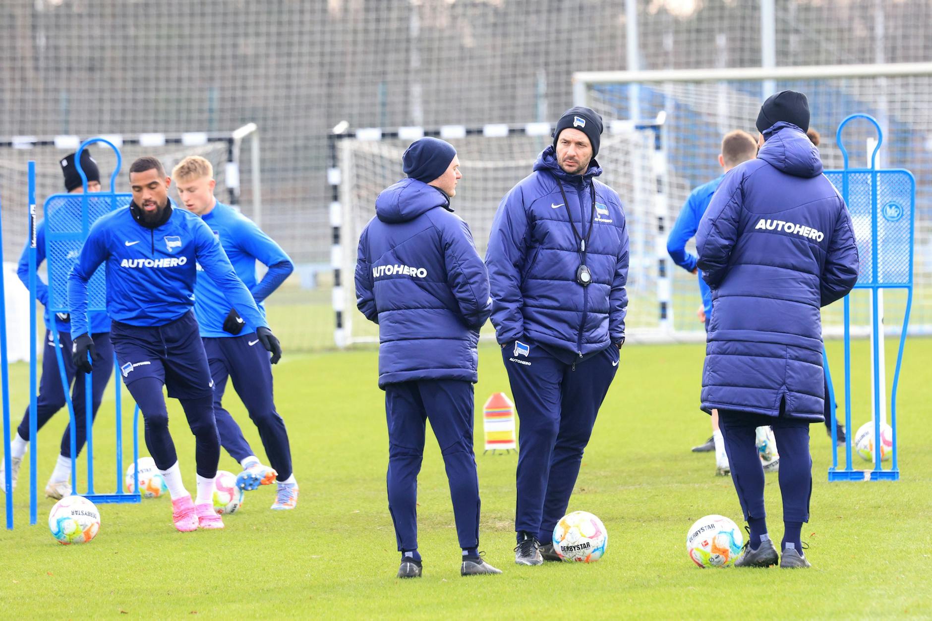 Hertha-Chefcoach Sandro Schwarz (M.) und sein Trainerteam wollen endlich die ersten Punkte nach dem Re-Start der Bundesliga. 