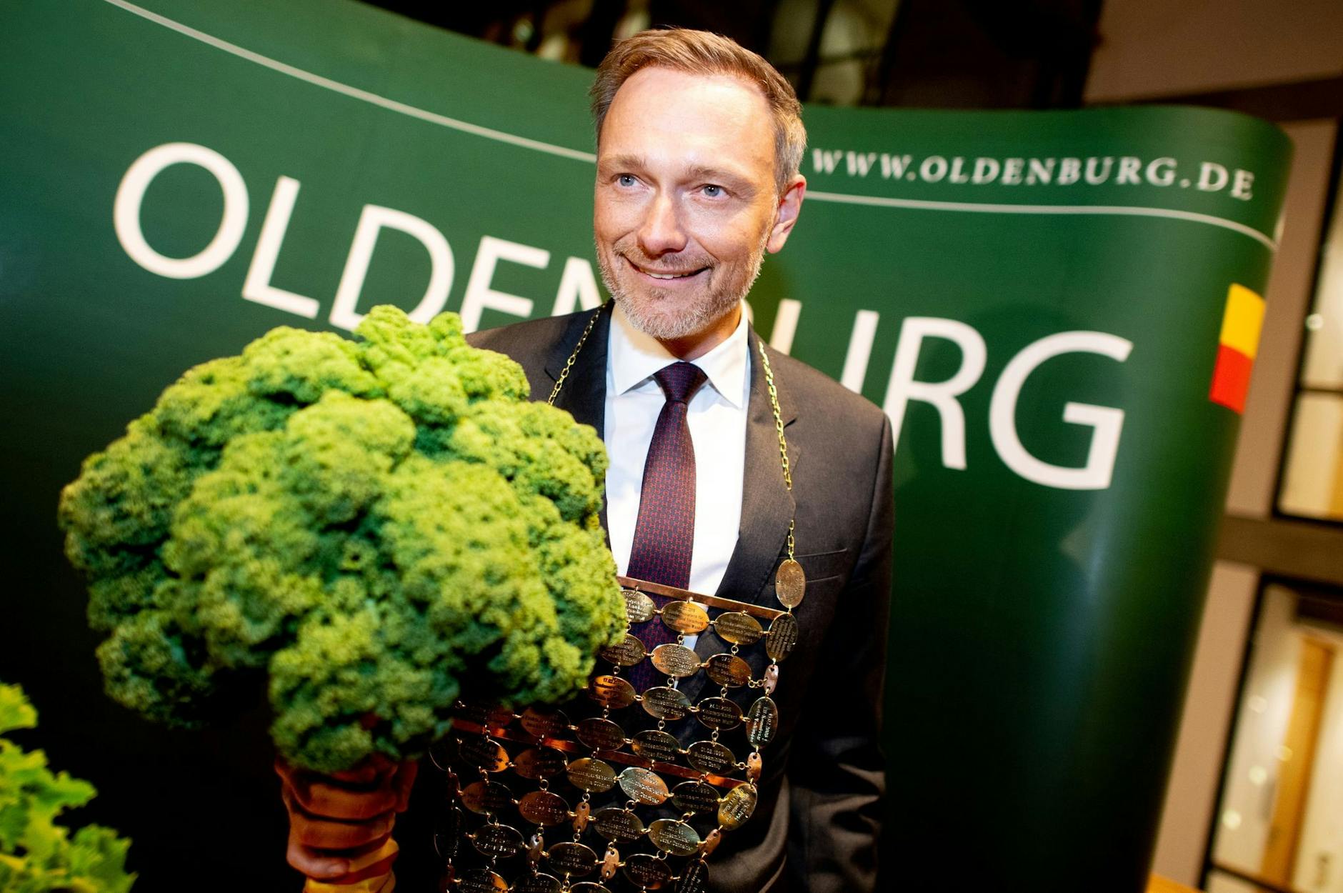 dpatopbilder - Der neue Oldenburger Grünkohlkönig Christian Lindner trägt eine Kohlkette und hält eine Grünkohlpflanze, auch bekannt als «Oldenburger Palme». Der Bundesfinanzminister wurde beim traditionellen «Defftig Ollnborger Gröönkohl-Äten» in der niedersächsischen Landesvertretung in Berlin gekrönt.