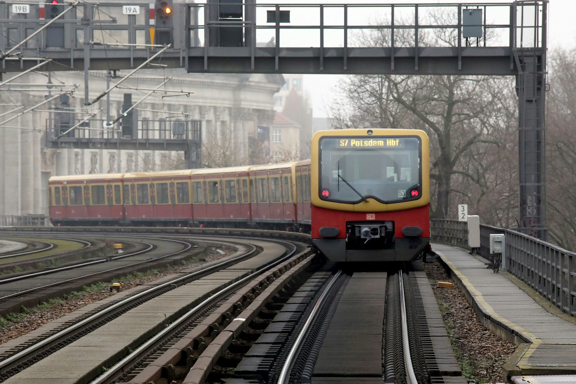 Die Berliner S-Bahn ist derzeit wegen einer Signalstörung unterbrochen.