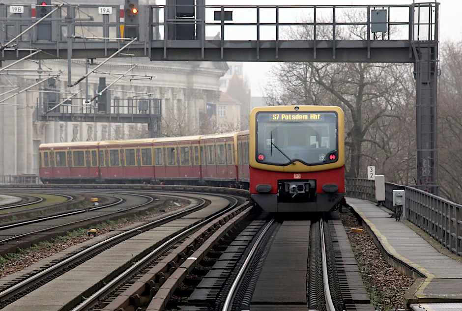 Die Berliner S-Bahn ist derzeit wegen einer Signalstörung unterbrochen.