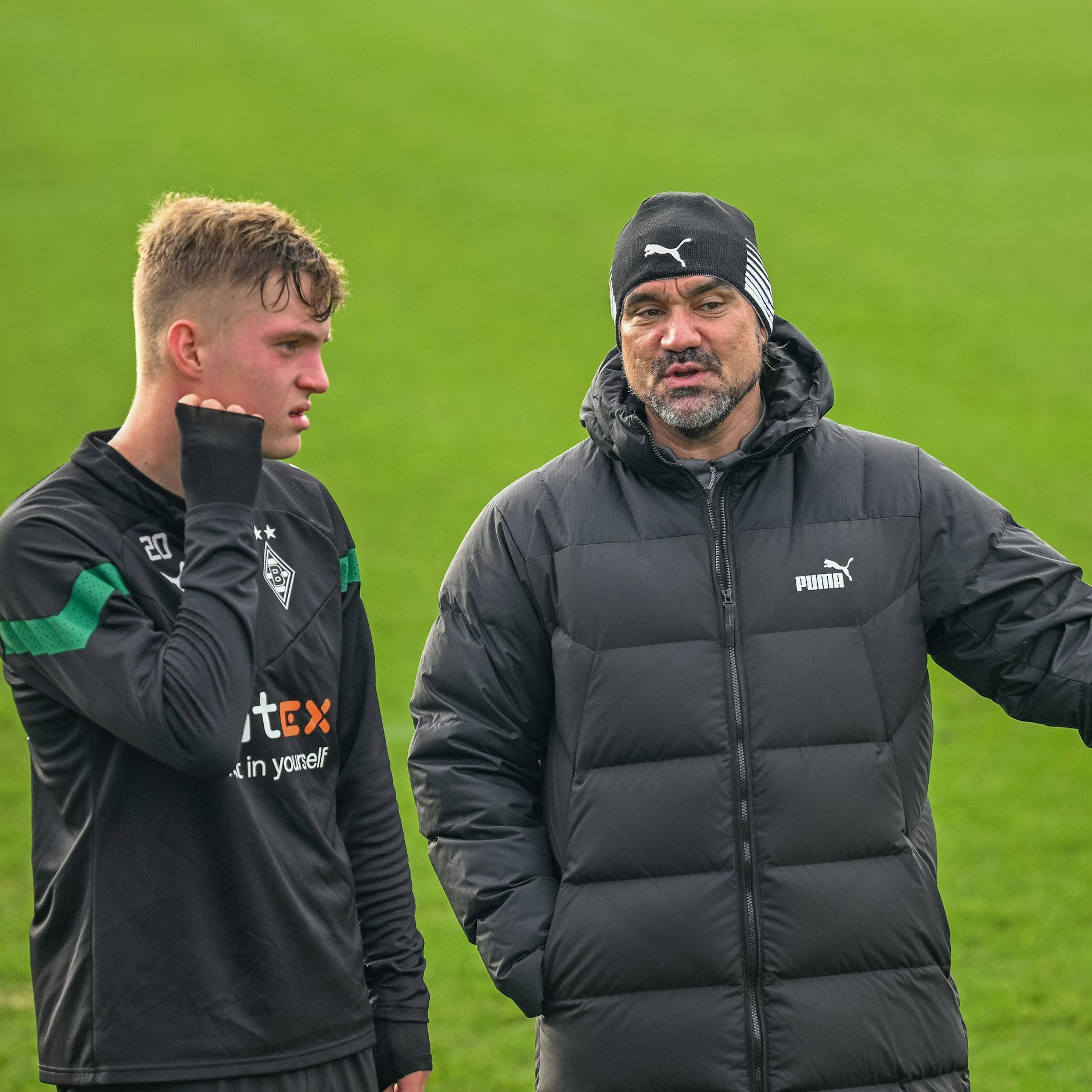 Herthas ehemaliges Talent Luca Netz im Trainingsgespräch mit Gladbach-Coach Daniel Farke