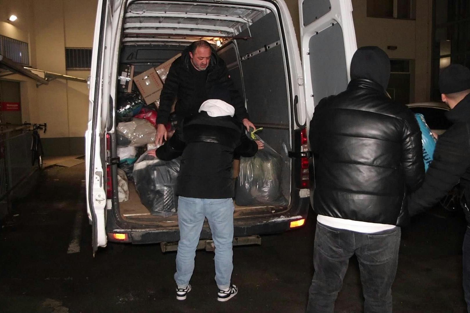 Ein Transporter mit Hilfsgütern für die Türkei.