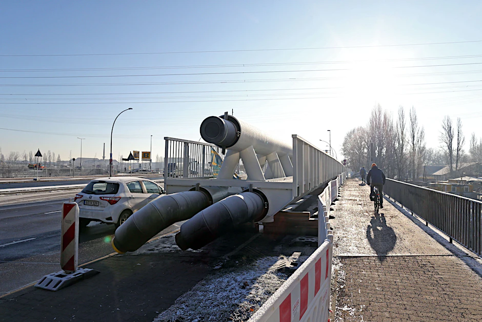 Das mysteriöse Rohr auf der Marggraffbrücke in Baumschulenweg.