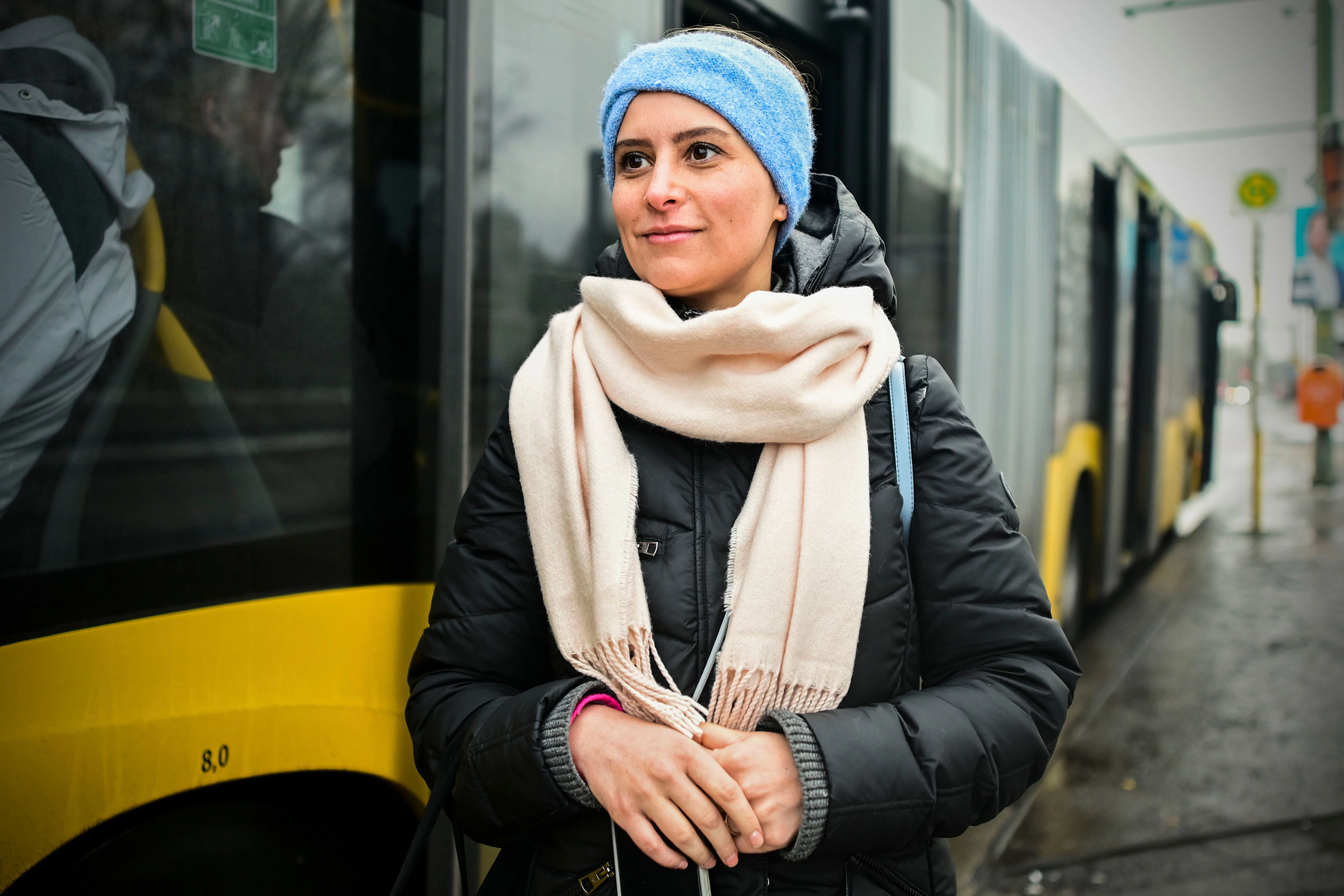 Negin Dollwetzel (34) wartet am S-Bahnhof Heerstraße auf ihren Bus nach Spandau - der häufig gar nicht kommt.