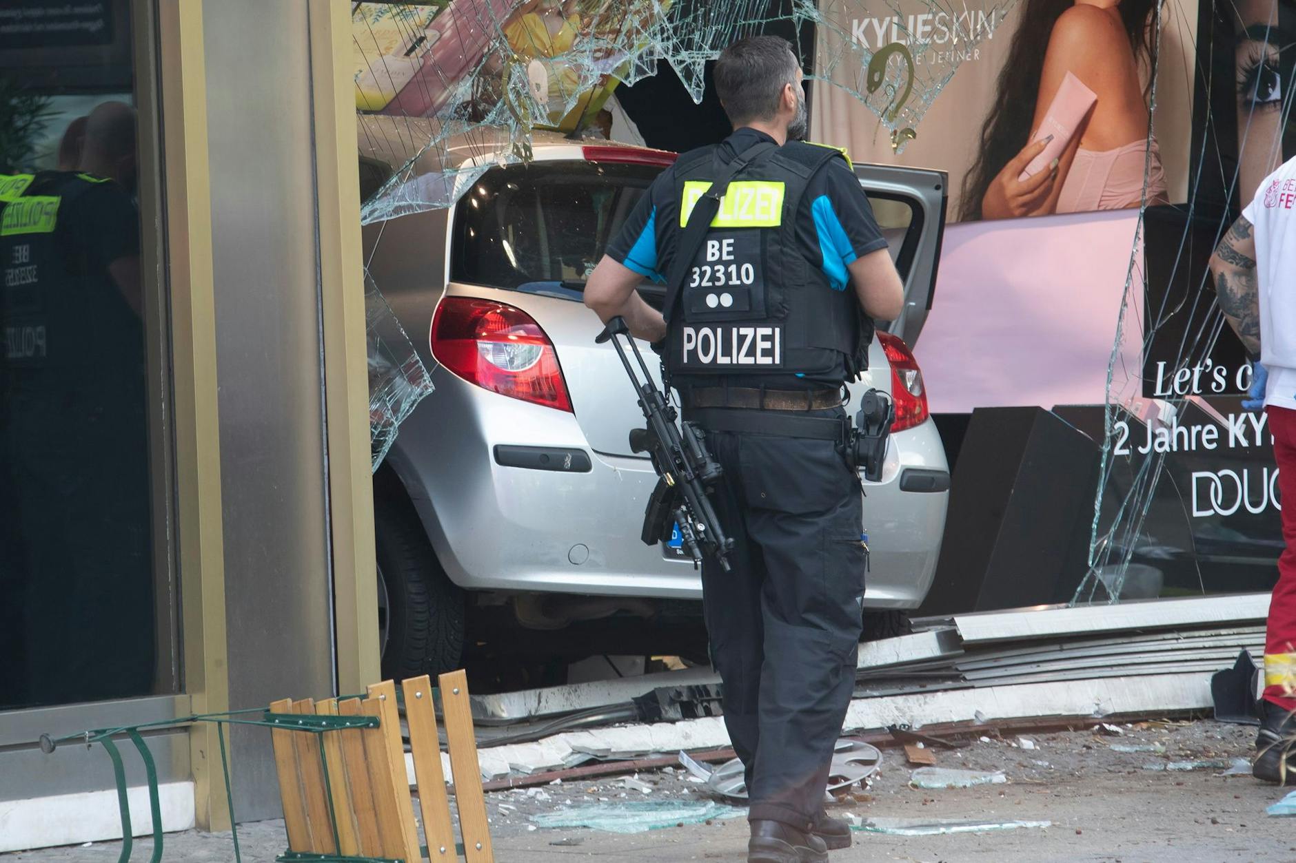 Ende einer Amokfahrt: Nach 285 Metern krachte der Kleinwagen von Gor H. in ein Schaufenster.