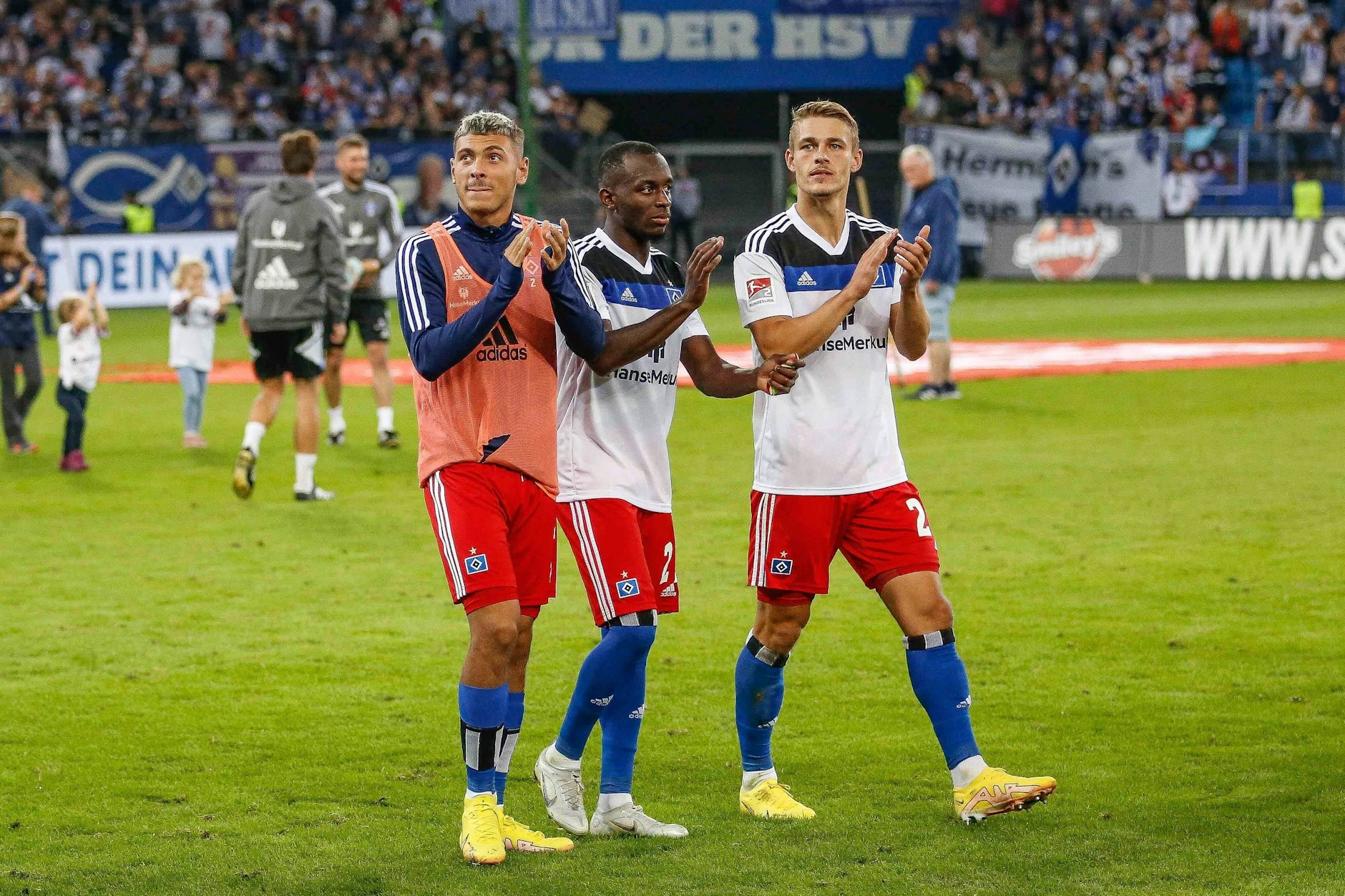 Die beiden HSV-Profis William Mikelbrencis (18, l.) und Jean-Luc Dompé (27, M.) sollen sich ein illegales Autorennen auf St. Pauli geliefert haben.&nbsp;