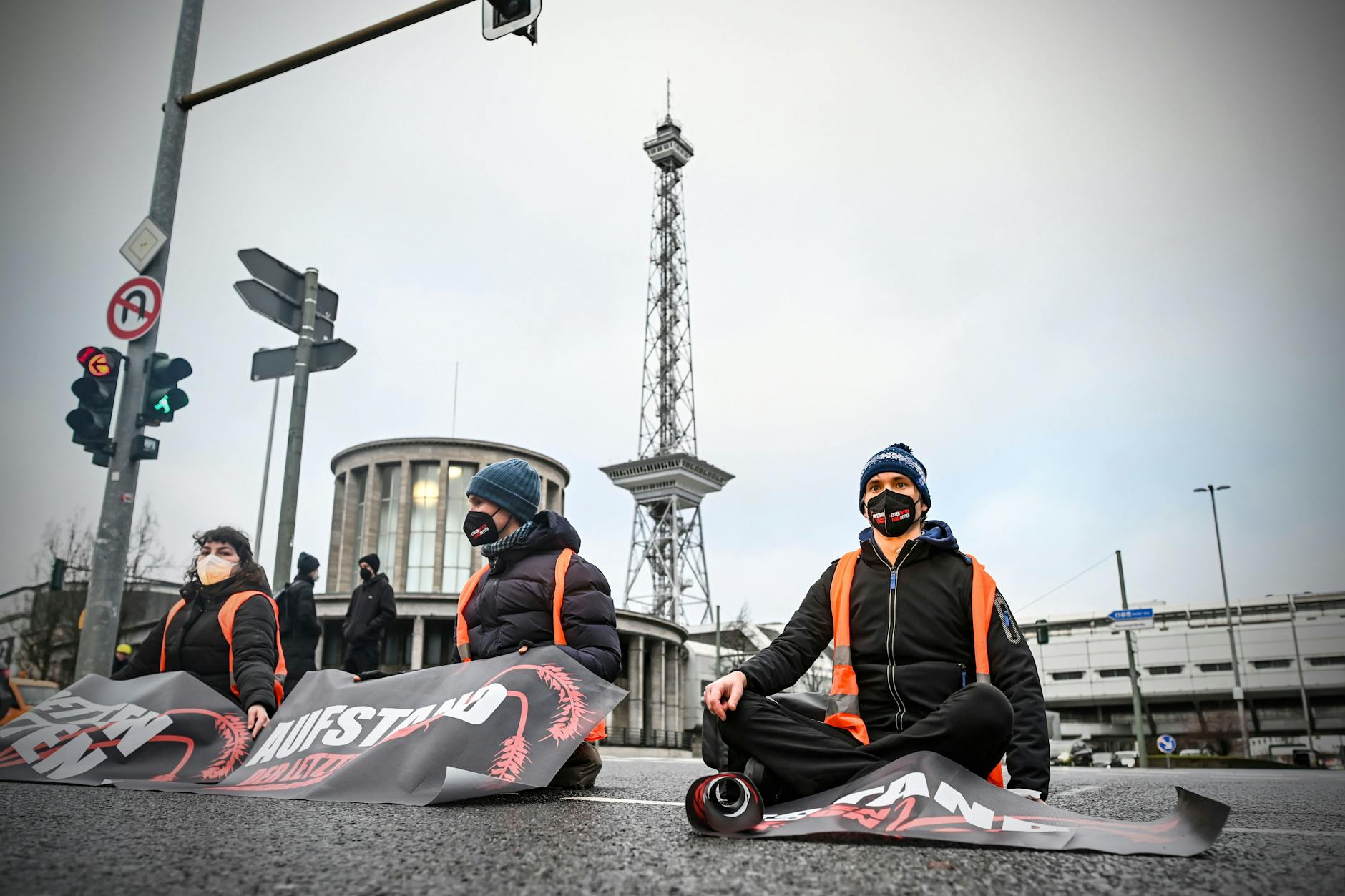 Mitglieder der Gruppe Letzte Generation blockieren seit einem Jahr immer wieder Straßen in Berlin. Am Montag sorgten sie am Messegelände dafür, dass ein Rettungswagen nicht durchkam.