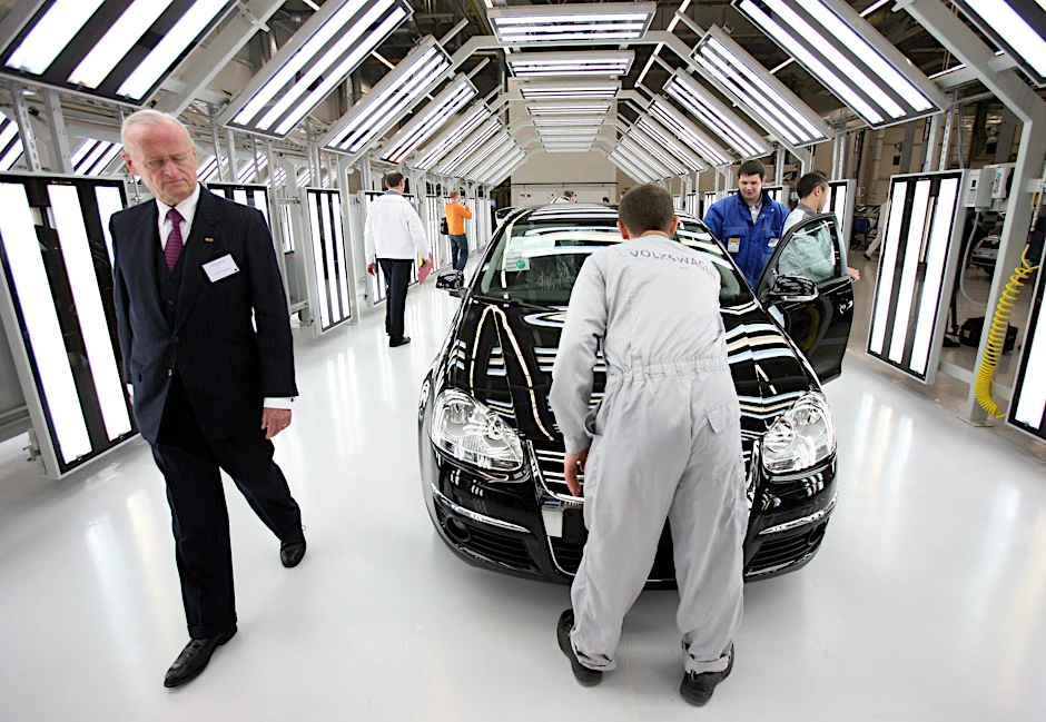 Carl Hahn, der ehemalige Vorstandsvorsitzende der Volkswagen AG, geht im russischen Kaluga durch die neu eröffnete Produktion, den 28.07.2007. Archivfoto.&nbsp;