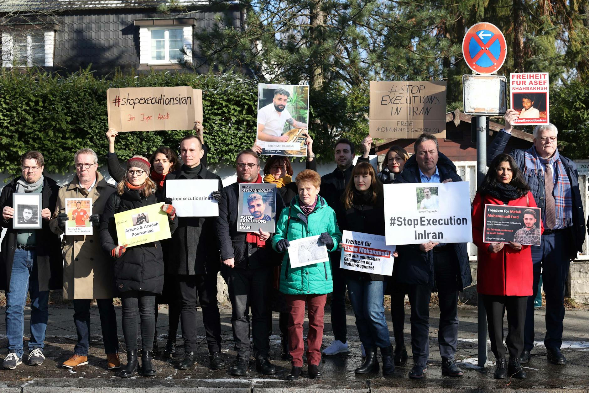 Dienstagnachmittag demonstrieren etwa 30 Bundestagsabgeordnete vor der iranischen Botschaft. Auch Petra Pau (Die Linke), Vizepräsidentin des Deutschen Bundestags, war dabei.