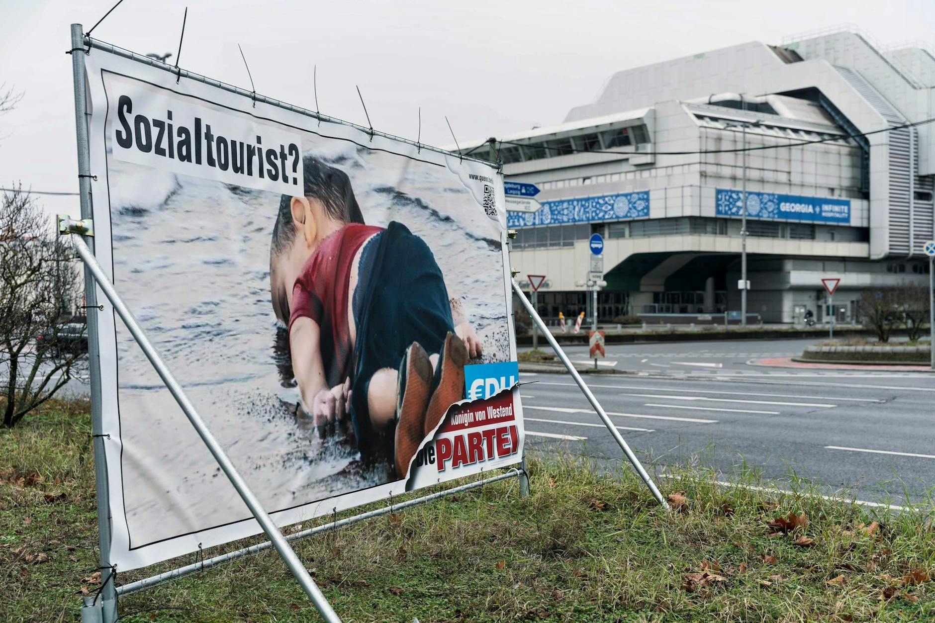 Bild des gestrandeten Leichnahms von Alan Kurdi als Wahlreklame für Die Partei.